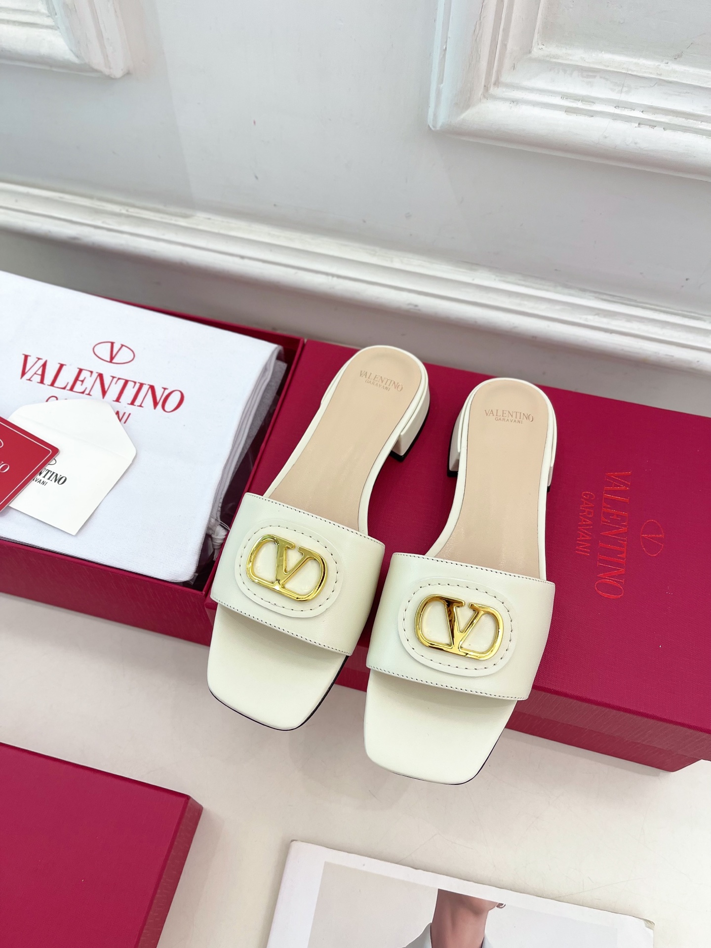 Valentino 华伦天奴 25ss
2025春夏新品 SIGNATURE金属V扣拖鞋 上新☑️
——