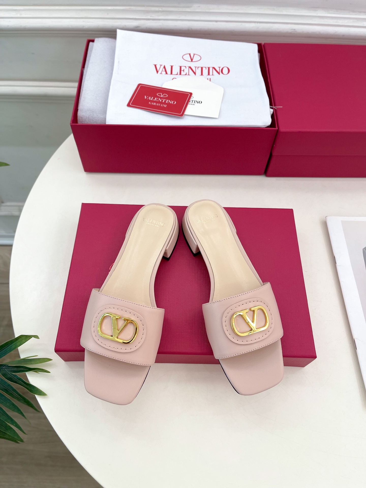 Valentino 华伦天奴 25ss
2025春夏新品 SIGNATURE金属V扣拖鞋 上新☑️
——