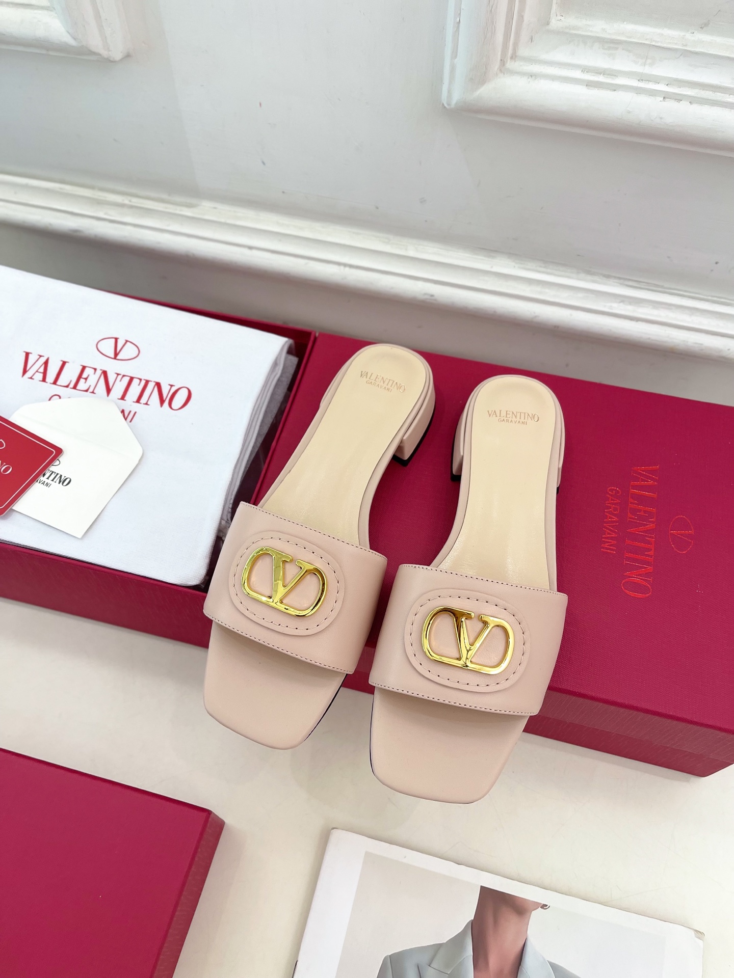 Valentino 华伦天奴 25ss
2025春夏新品 SIGNATURE金属V扣拖鞋 上新☑️
——