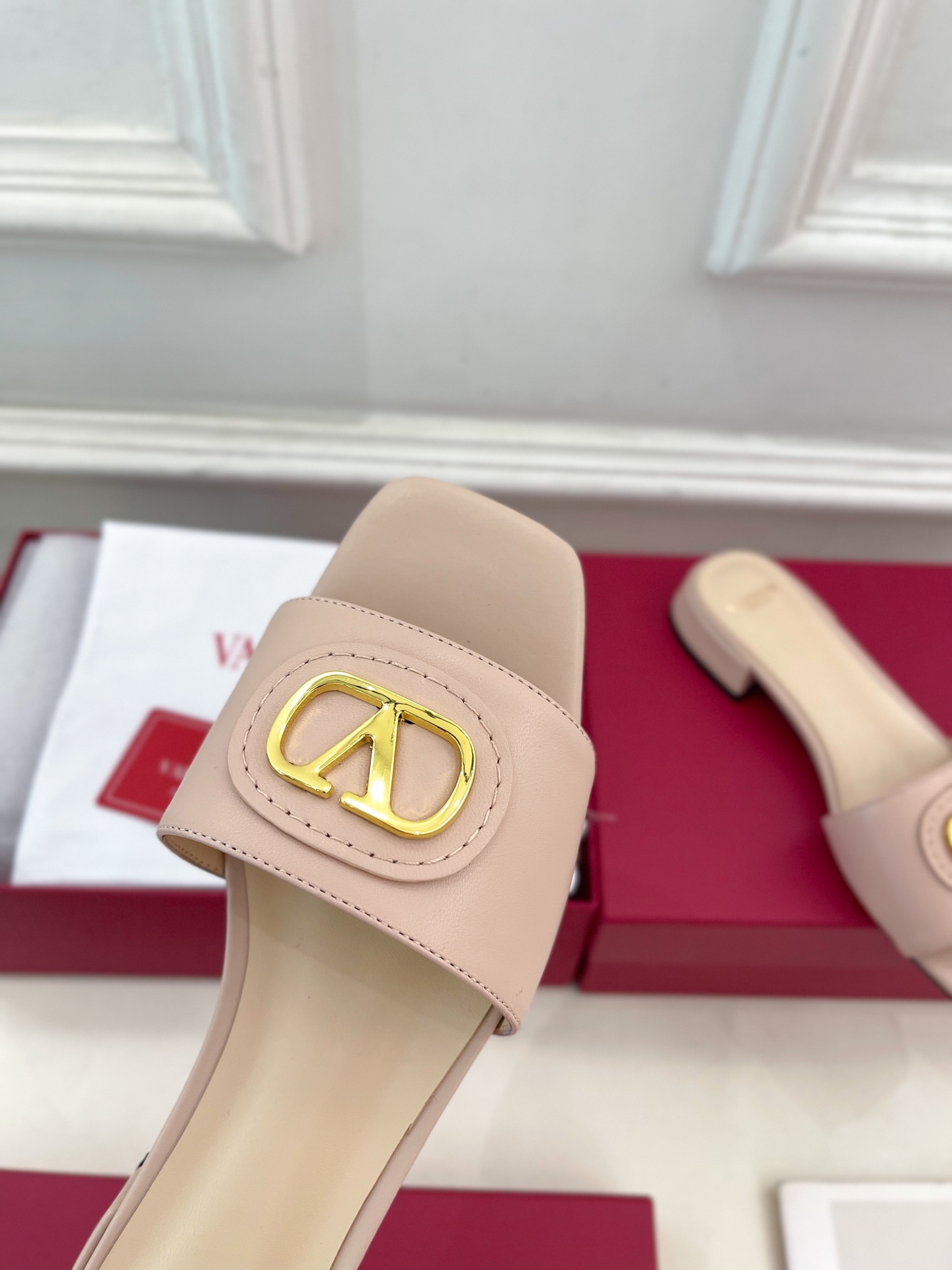 Valentino 华伦天奴 25ss
2025春夏新品 SIGNATURE金属V扣拖鞋 上新☑️
——