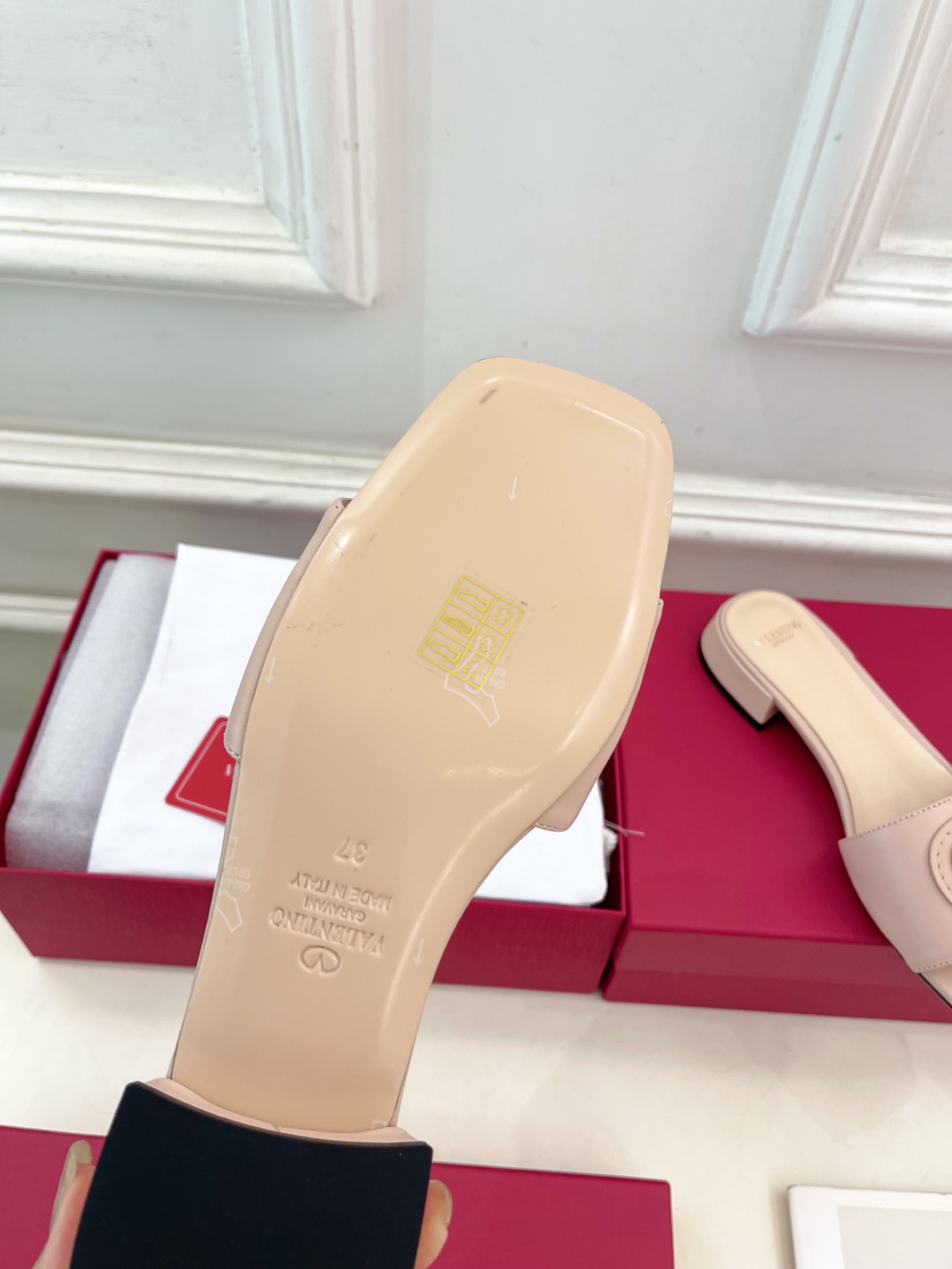 Valentino 华伦天奴 25ss
2025春夏新品 SIGNATURE金属V扣拖鞋 上新☑️
——