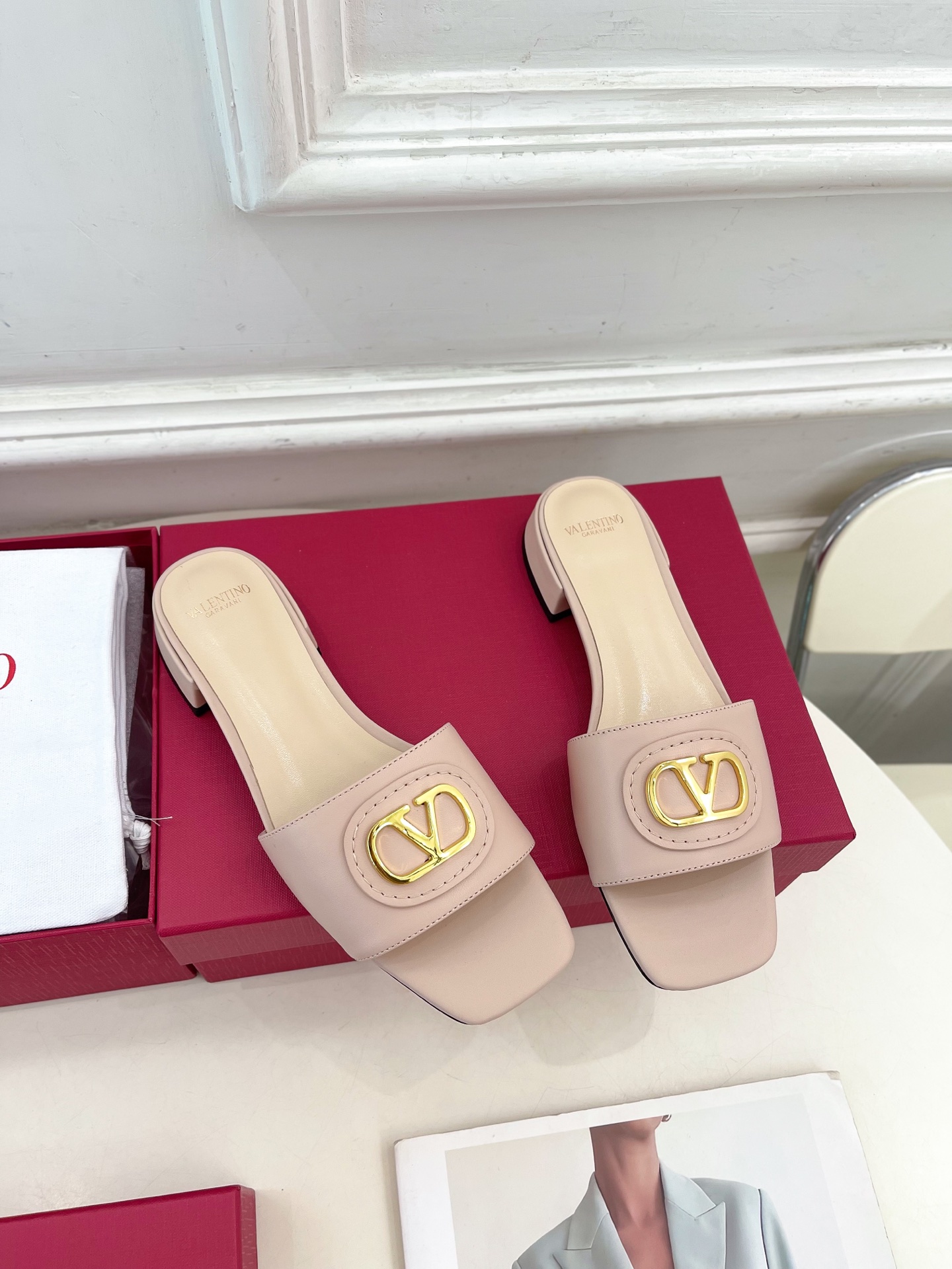 Valentino 华伦天奴 25ss
2025春夏新品 SIGNATURE金属V扣拖鞋 上新☑️
——