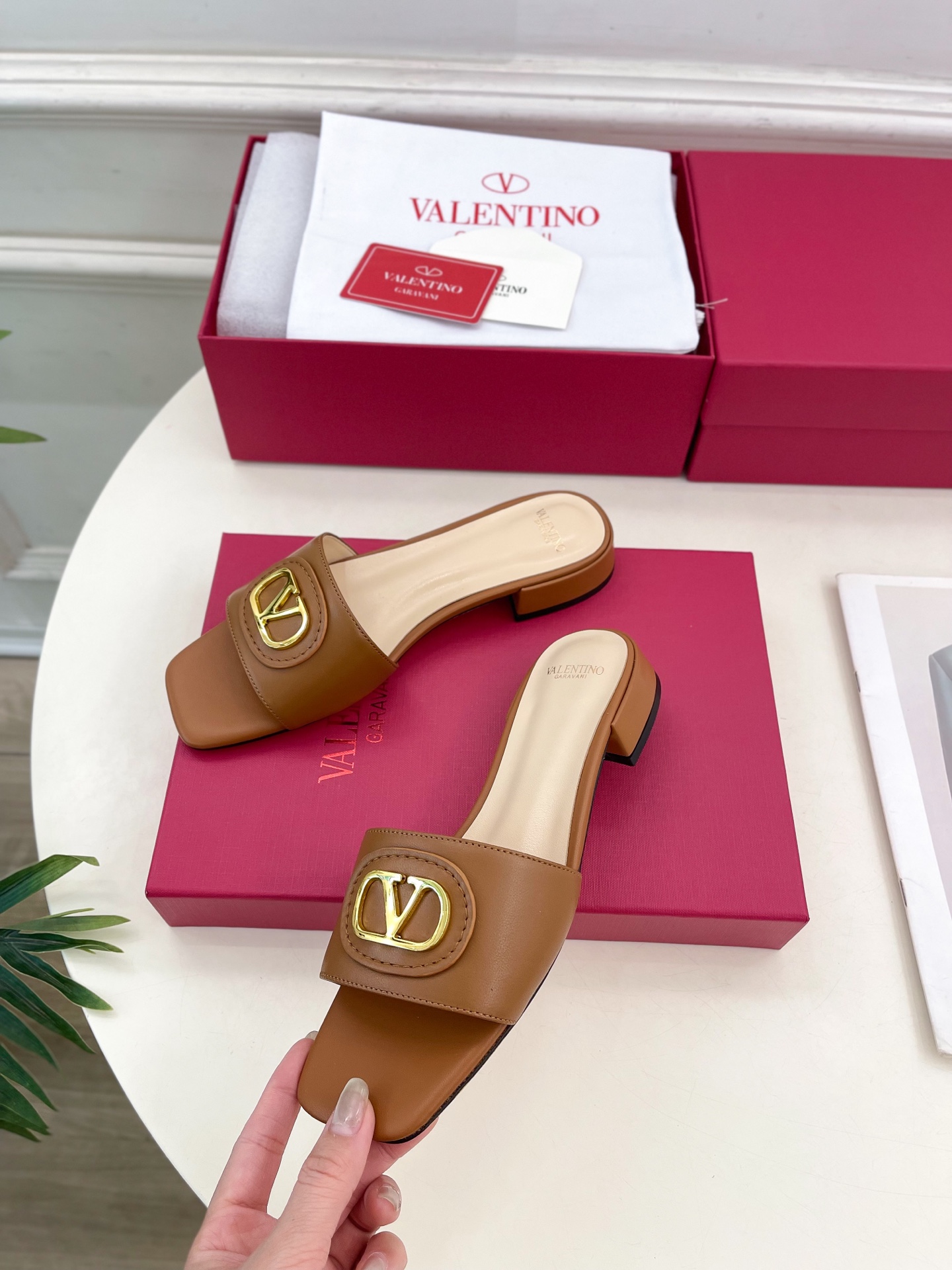 Valentino 华伦天奴 25ss
2025春夏新品 SIGNATURE金属V扣拖鞋 上新☑️
——