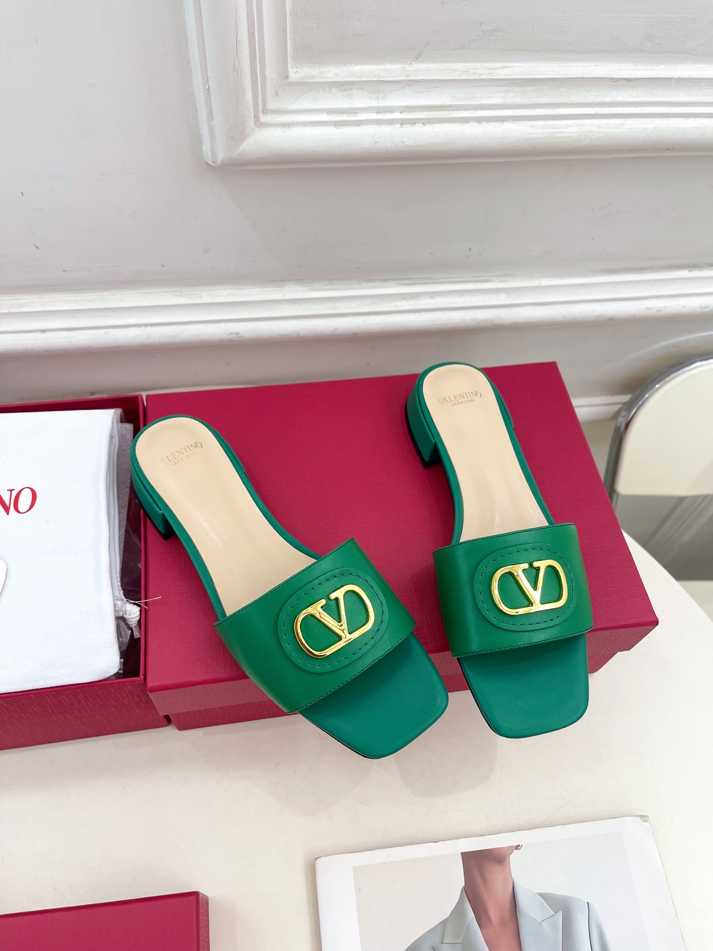 Valentino 华伦天奴 25ss
2025春夏新品 SIGNATURE金属V扣拖鞋 上新☑️
——