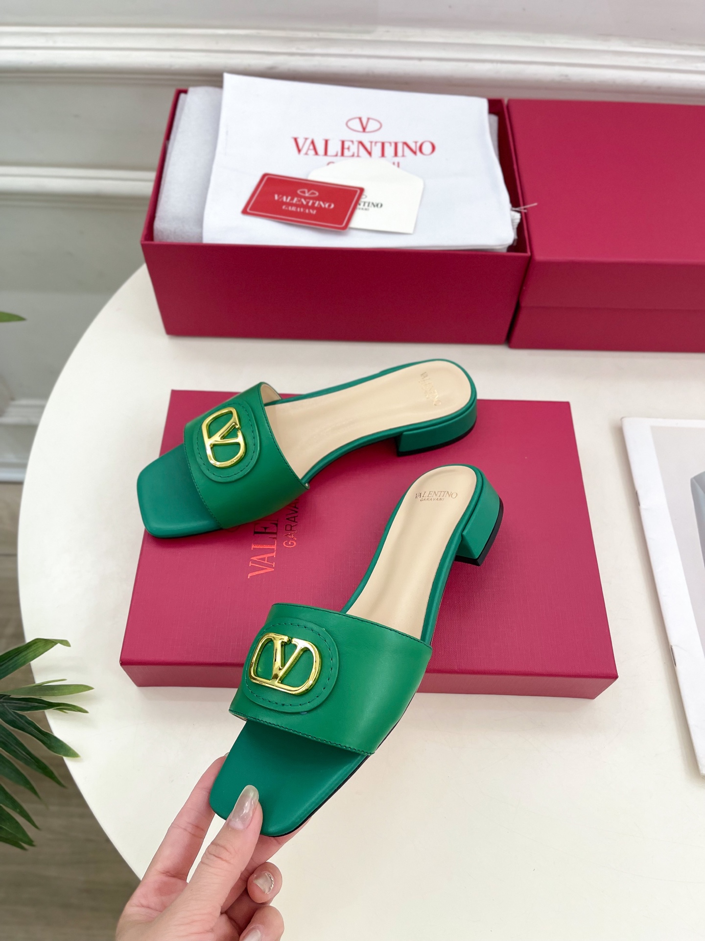 Valentino 华伦天奴 25ss
2025春夏新品 SIGNATURE金属V扣拖鞋 上新☑️
——
