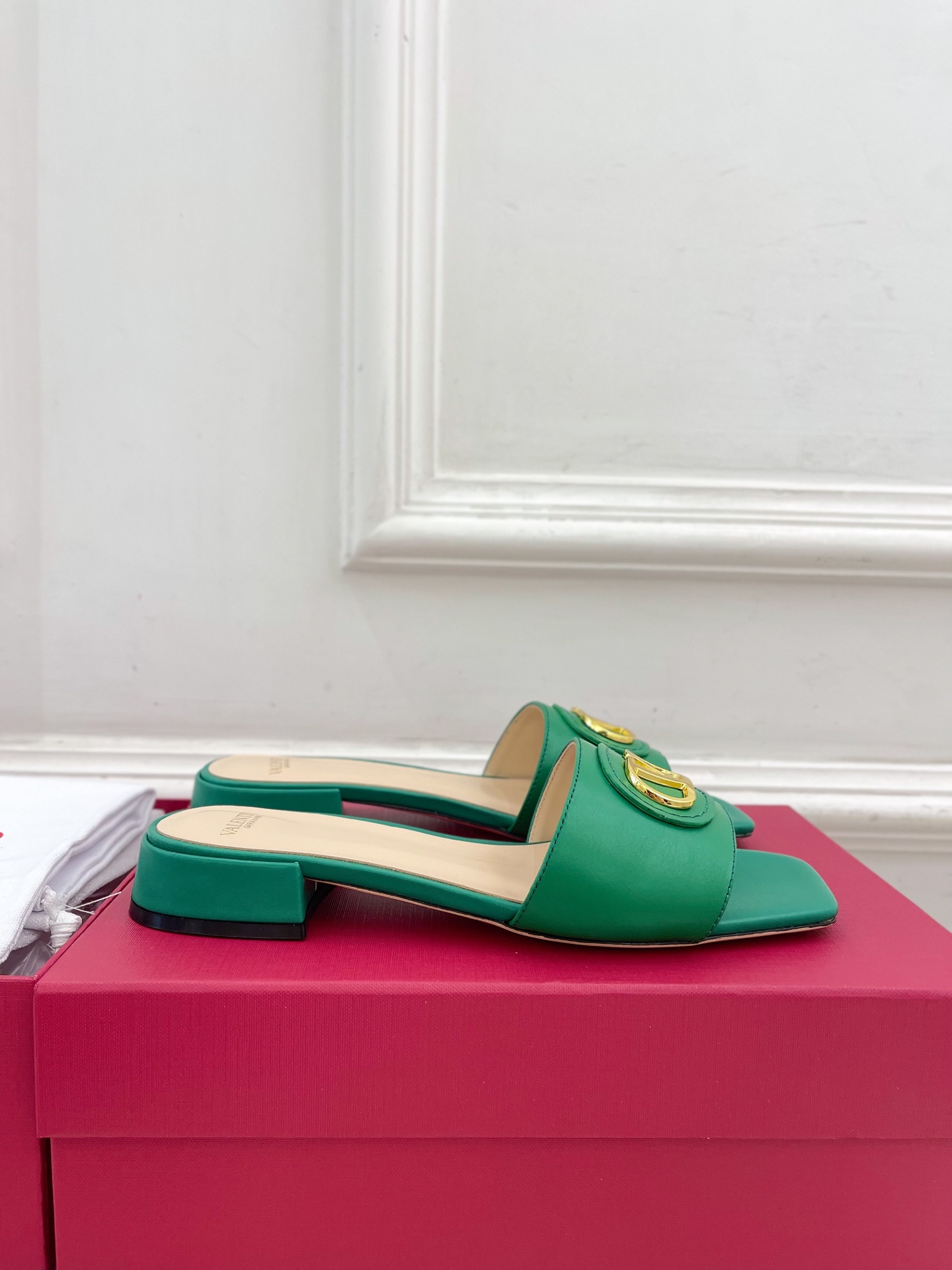 Valentino 华伦天奴 25ss
2025春夏新品 SIGNATURE金属V扣拖鞋 上新☑️
——