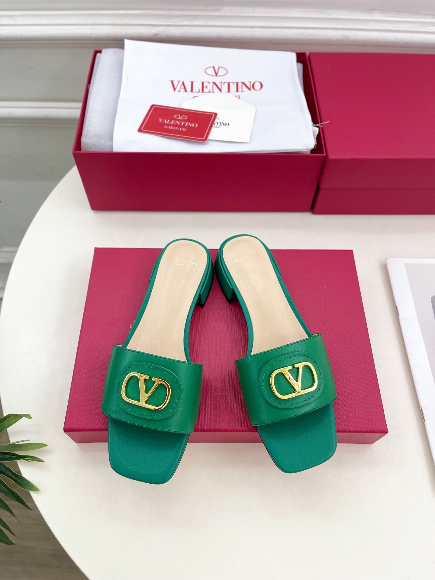 Valentino 华伦天奴 25ss
2025春夏新品 SIGNATURE金属V扣拖鞋 上新☑️
——