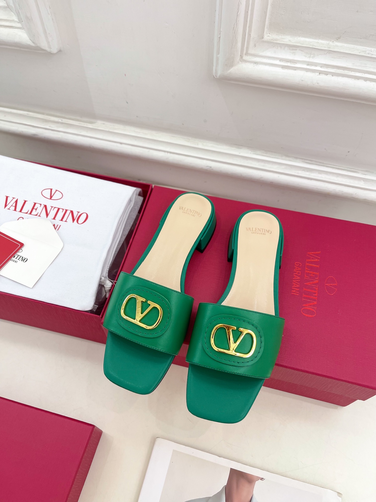 Valentino 华伦天奴 25ss
2025春夏新品 SIGNATURE金属V扣拖鞋 上新☑️
——
