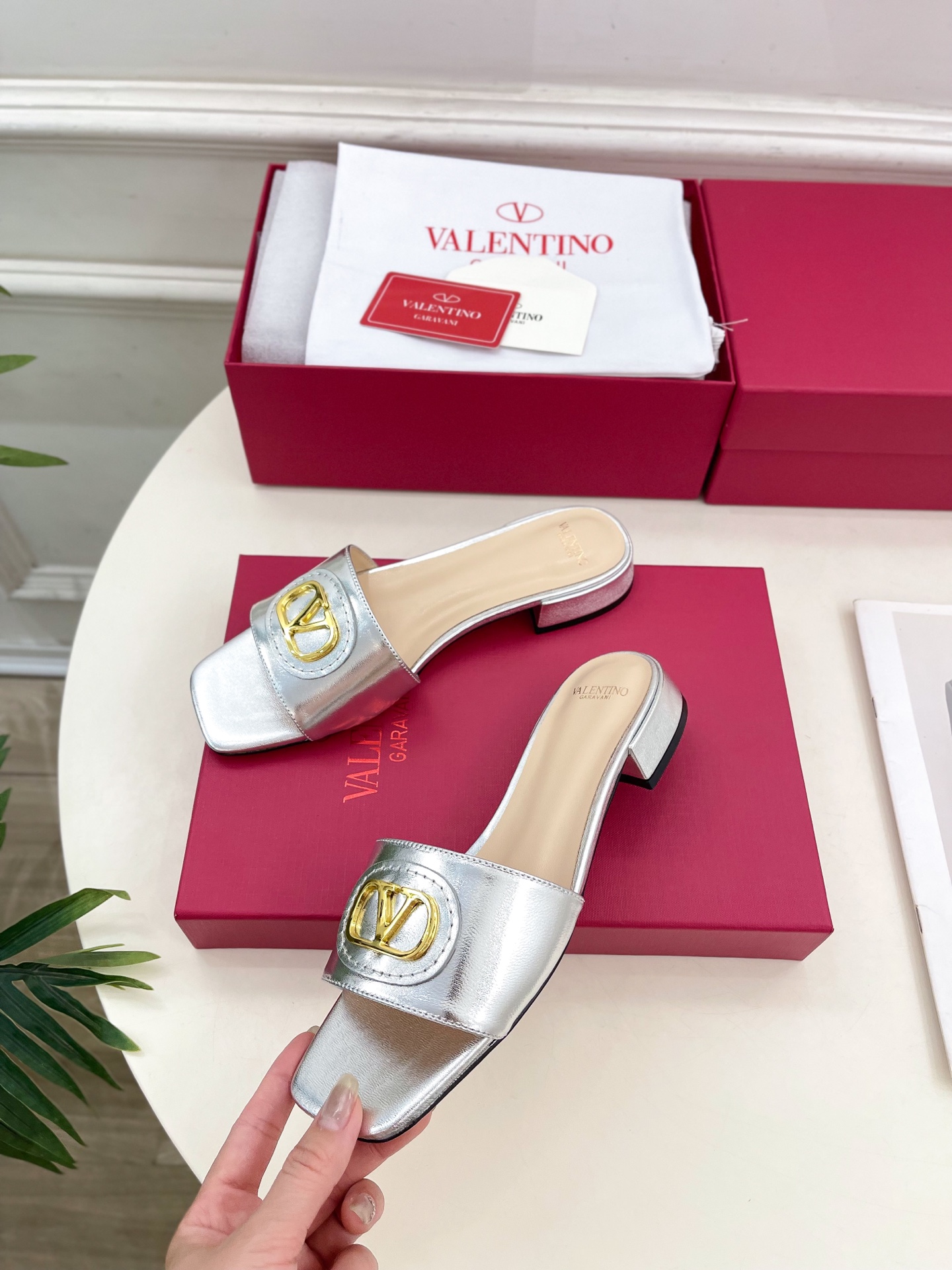 Valentino 华伦天奴 25ss
2025春夏新品 SIGNATURE金属V扣拖鞋 上新☑️
——