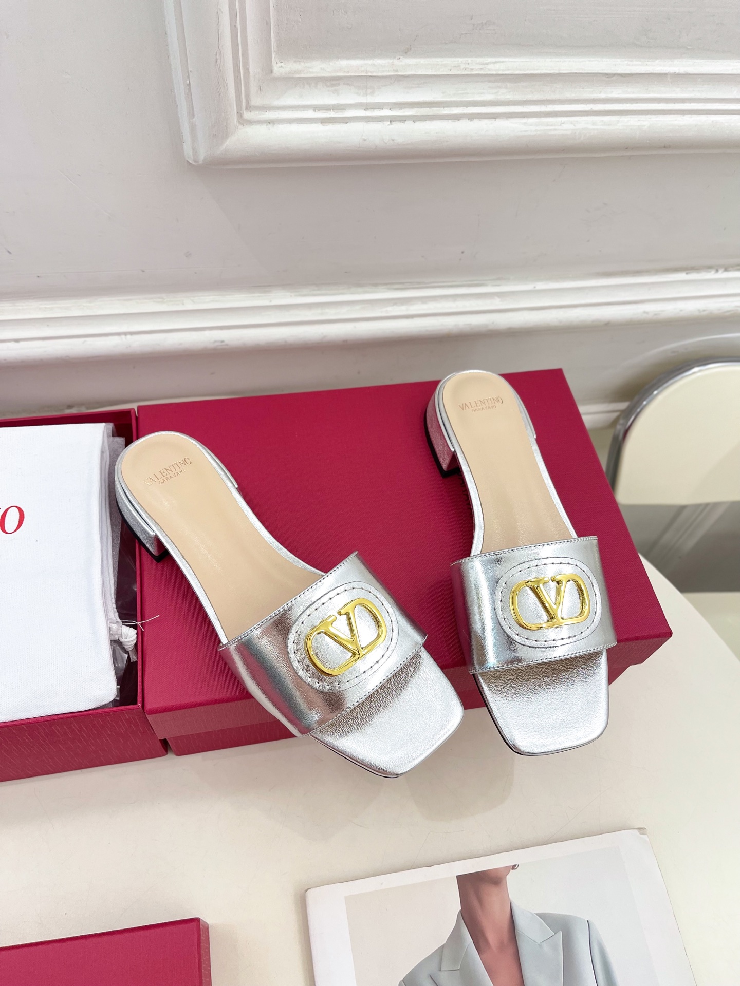 Valentino 华伦天奴 25ss
2025春夏新品 SIGNATURE金属V扣拖鞋 上新☑️
——