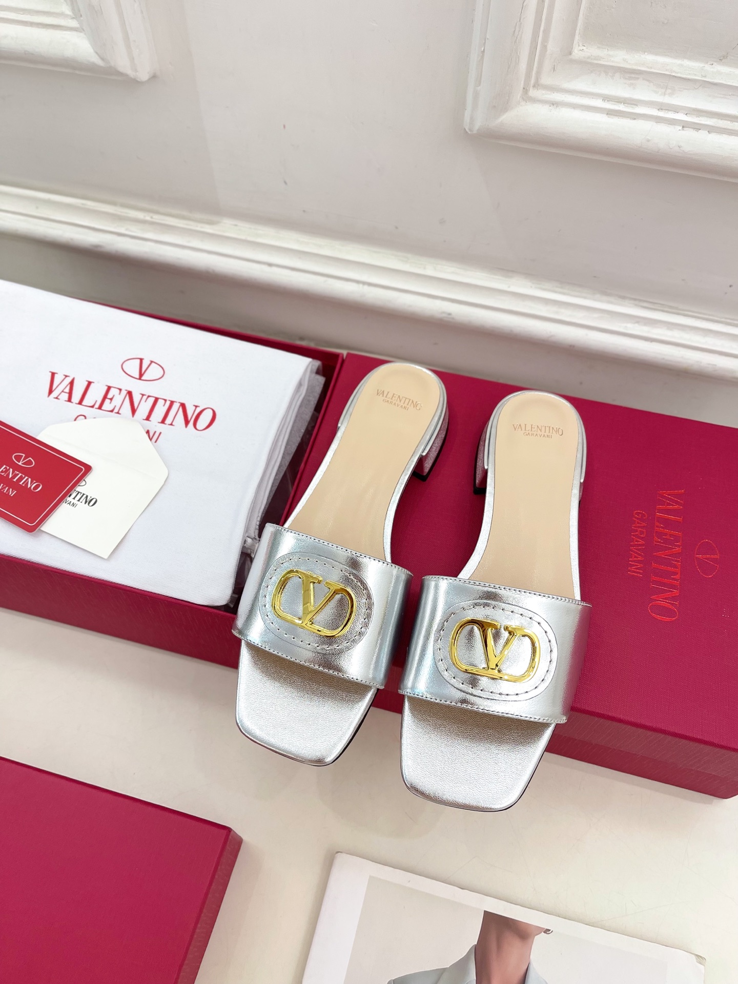 Valentino 华伦天奴 25ss
2025春夏新品 SIGNATURE金属V扣拖鞋 上新☑️
——