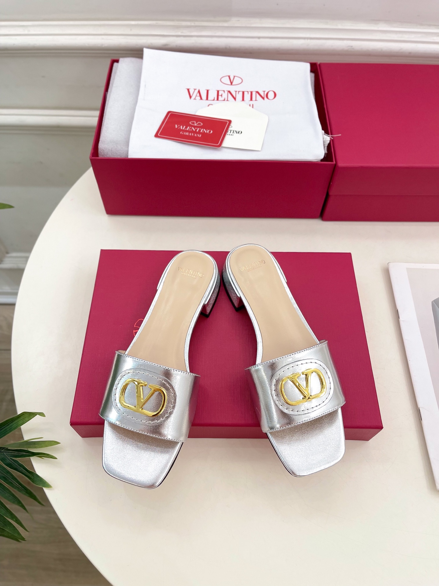 Valentino 华伦天奴 25ss
2025春夏新品 SIGNATURE金属V扣拖鞋 上新☑️
——