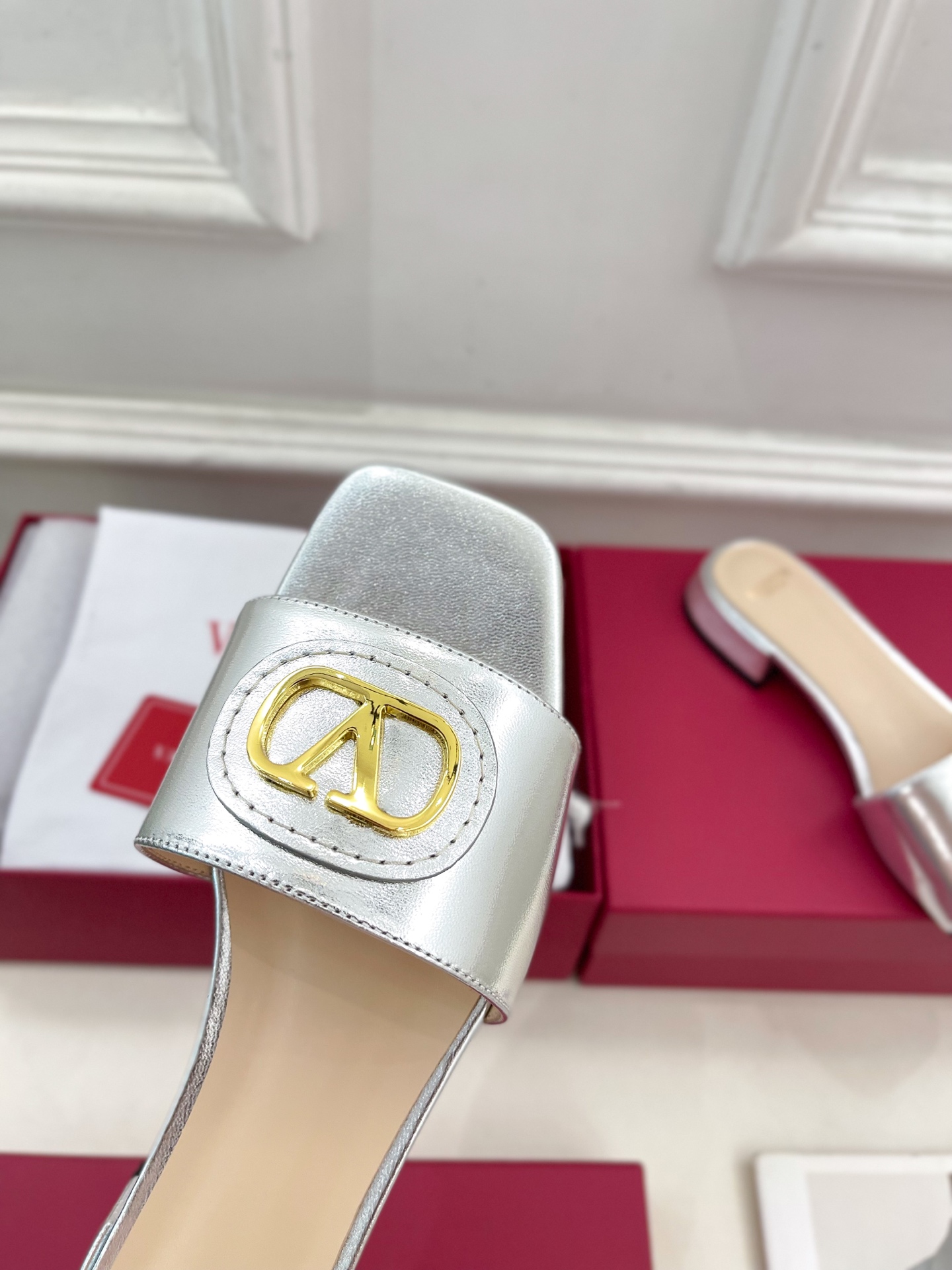 Valentino 华伦天奴 25ss
2025春夏新品 SIGNATURE金属V扣拖鞋 上新☑️
——