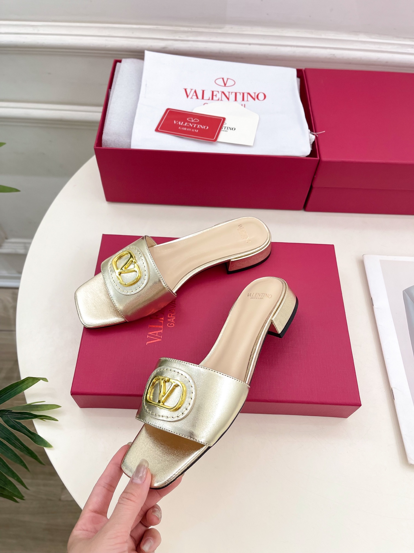 Valentino 华伦天奴 25ss
2025春夏新品 SIGNATURE金属V扣拖鞋 上新☑️
——
