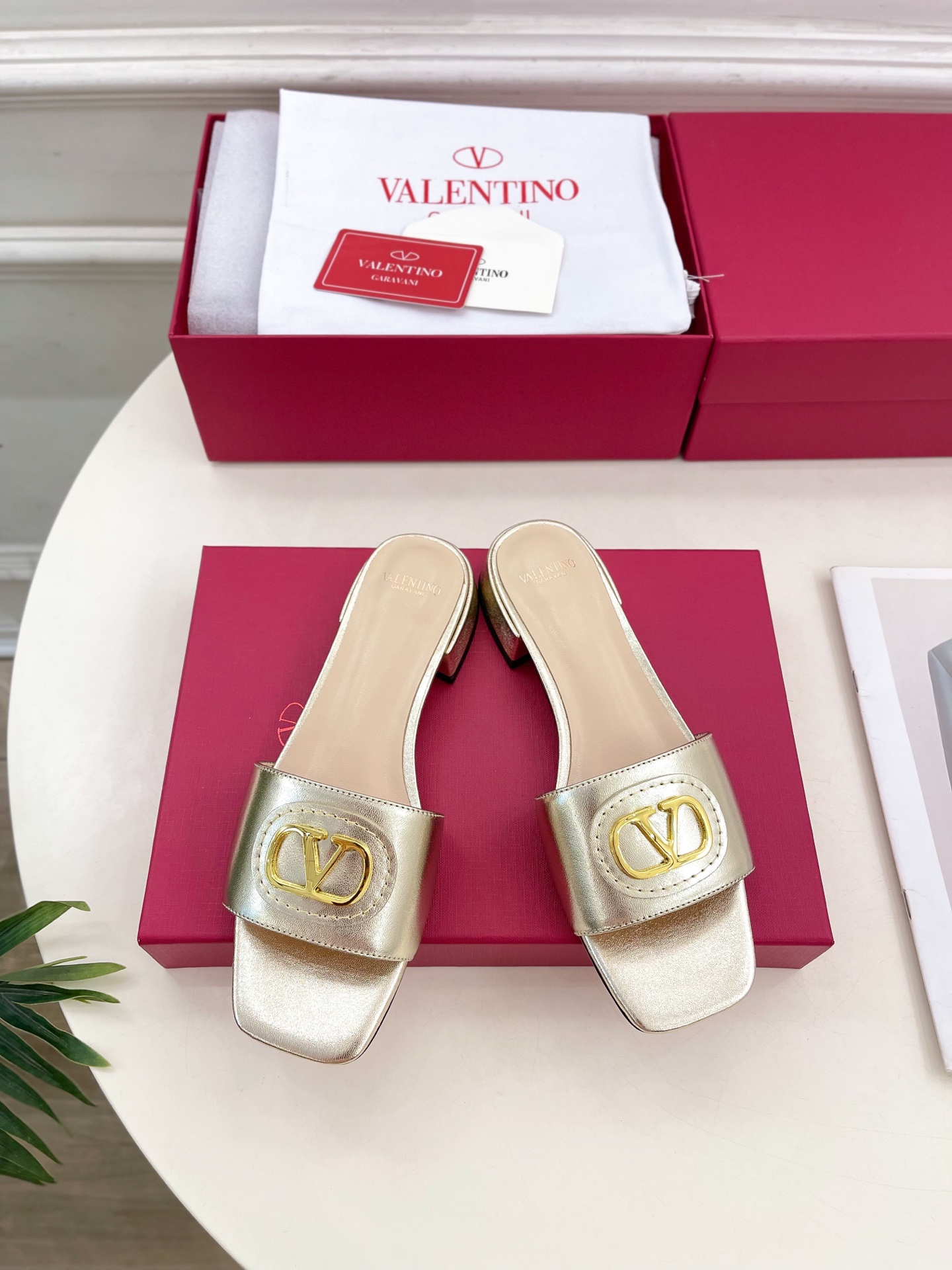 Valentino 华伦天奴 25ss
2025春夏新品 SIGNATURE金属V扣拖鞋 上新☑️
——