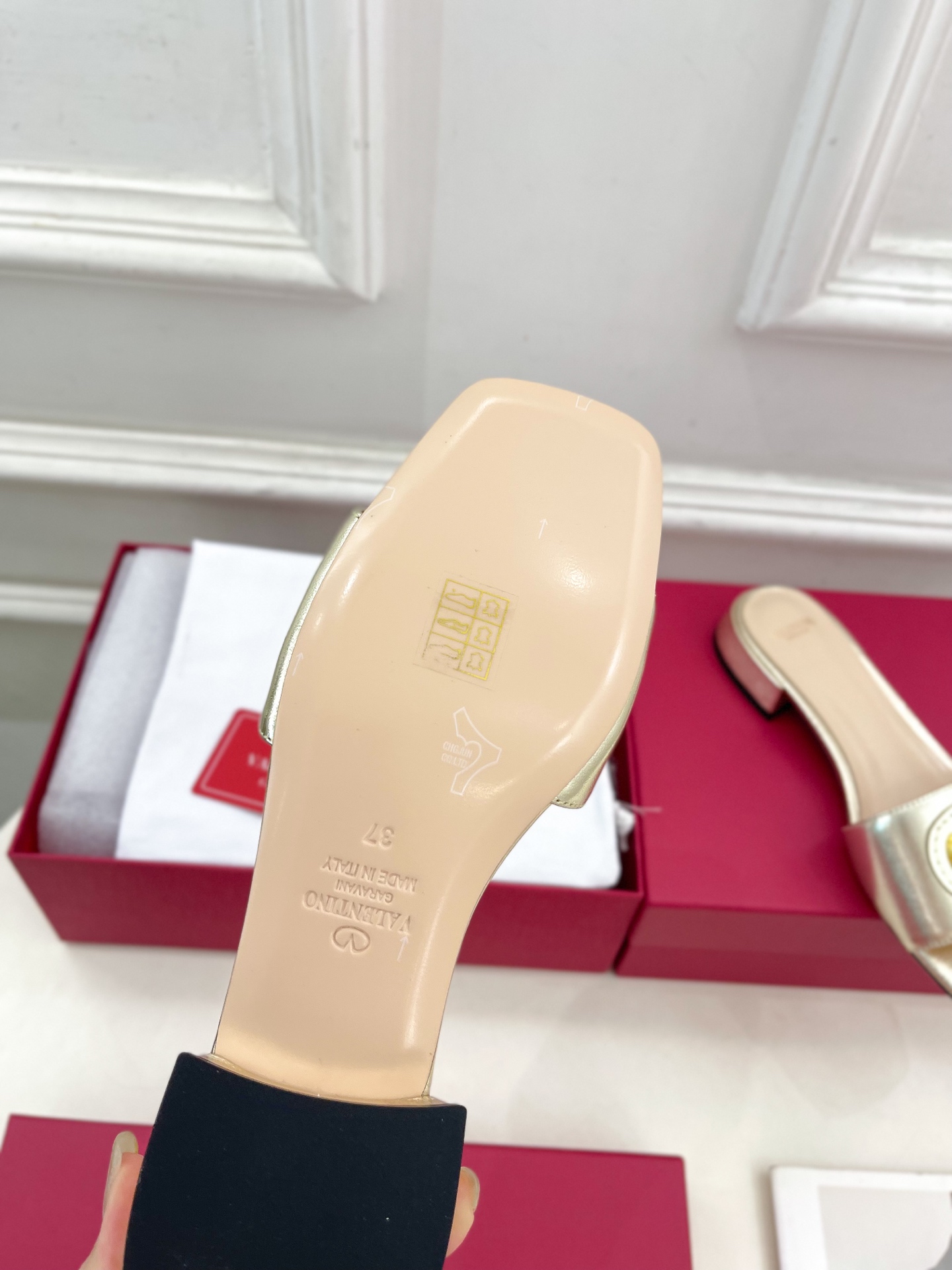 Valentino 华伦天奴 25ss
2025春夏新品 SIGNATURE金属V扣拖鞋 上新☑️
——