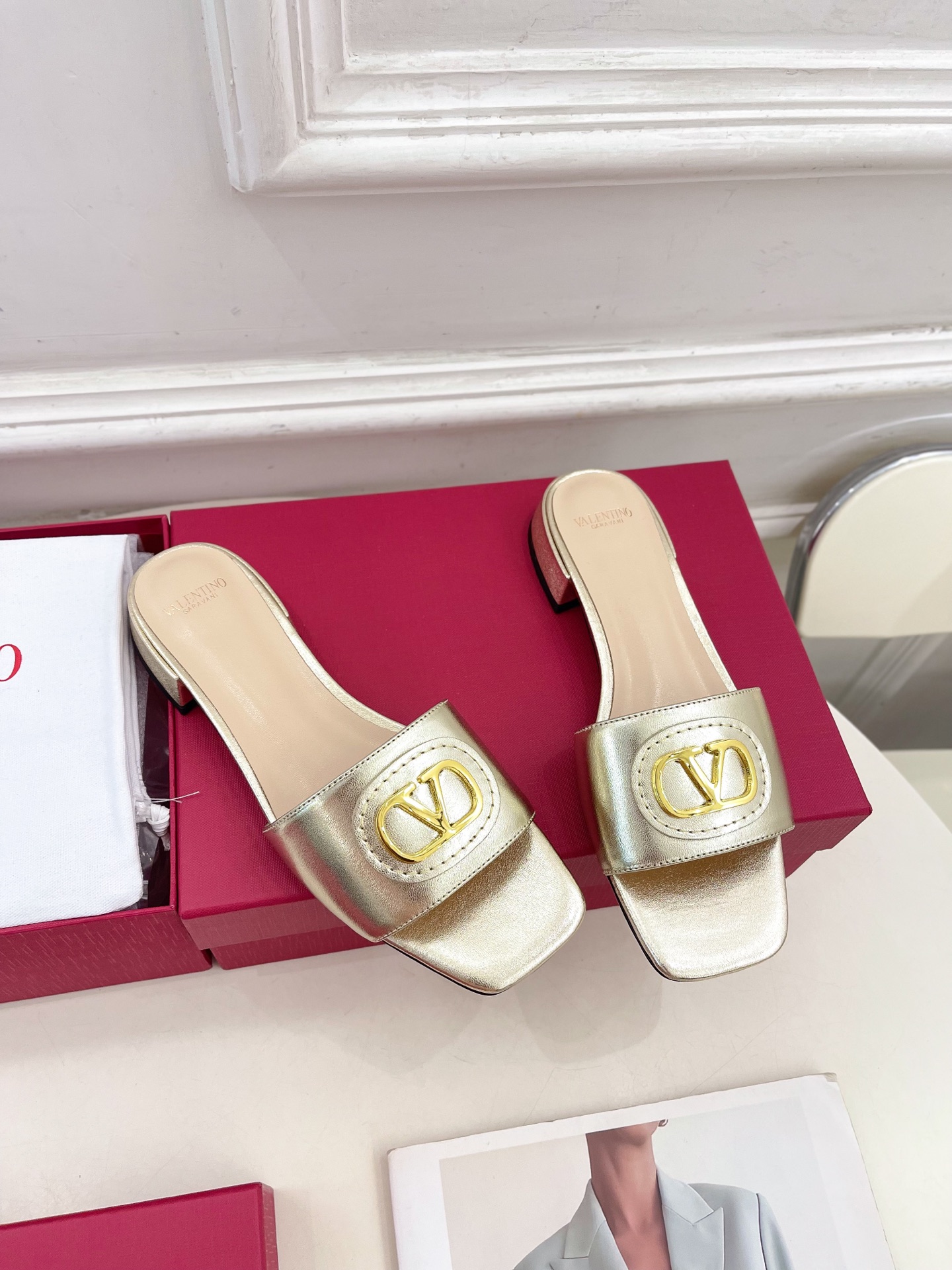 Valentino 华伦天奴 25ss
2025春夏新品 SIGNATURE金属V扣拖鞋 上新☑️
——