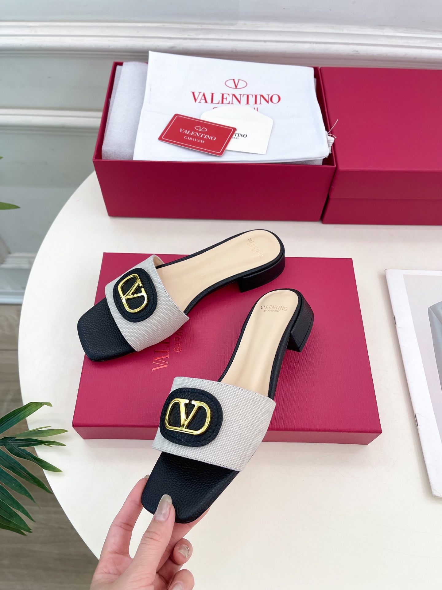 Valentino 华伦天奴 25ss
2025春夏新品 SIGNATURE金属V扣拖鞋 上新☑️
——