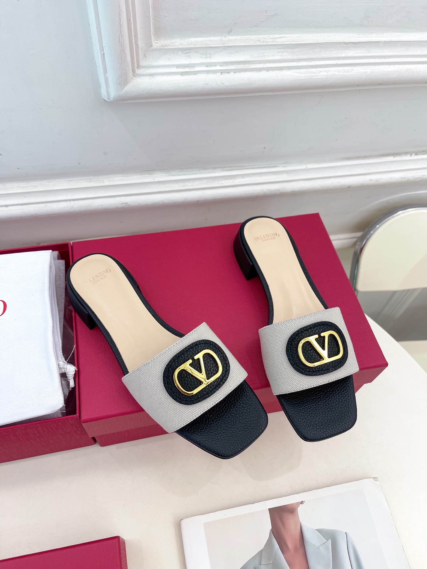 Valentino 华伦天奴 25ss
2025春夏新品 SIGNATURE金属V扣拖鞋 上新☑️
——