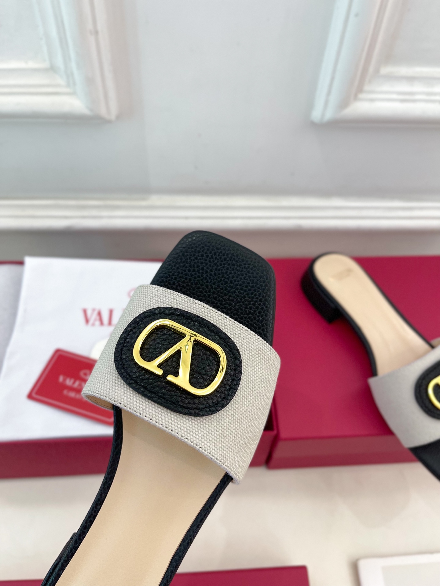 Valentino 华伦天奴 25ss
2025春夏新品 SIGNATURE金属V扣拖鞋 上新☑️
——