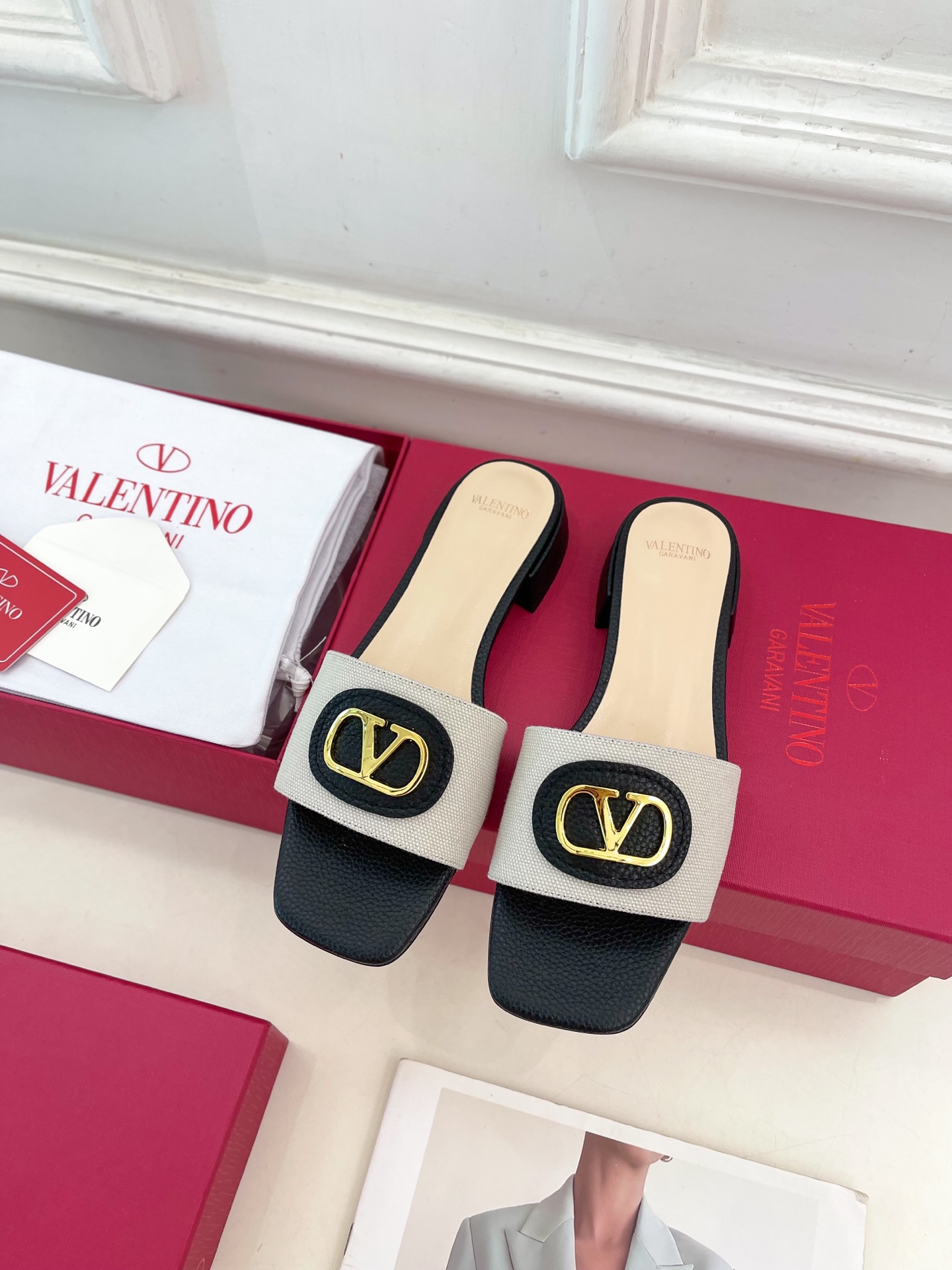 Valentino 华伦天奴 25ss
2025春夏新品 SIGNATURE金属V扣拖鞋 上新☑️
——