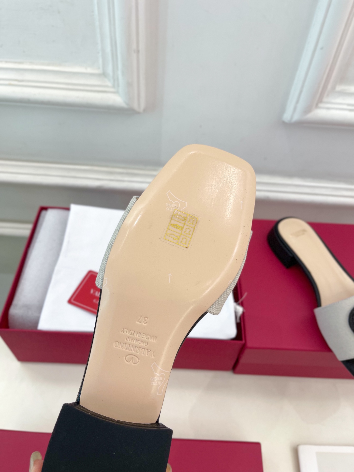 Valentino 华伦天奴 25ss
2025春夏新品 SIGNATURE金属V扣拖鞋 上新☑️
——