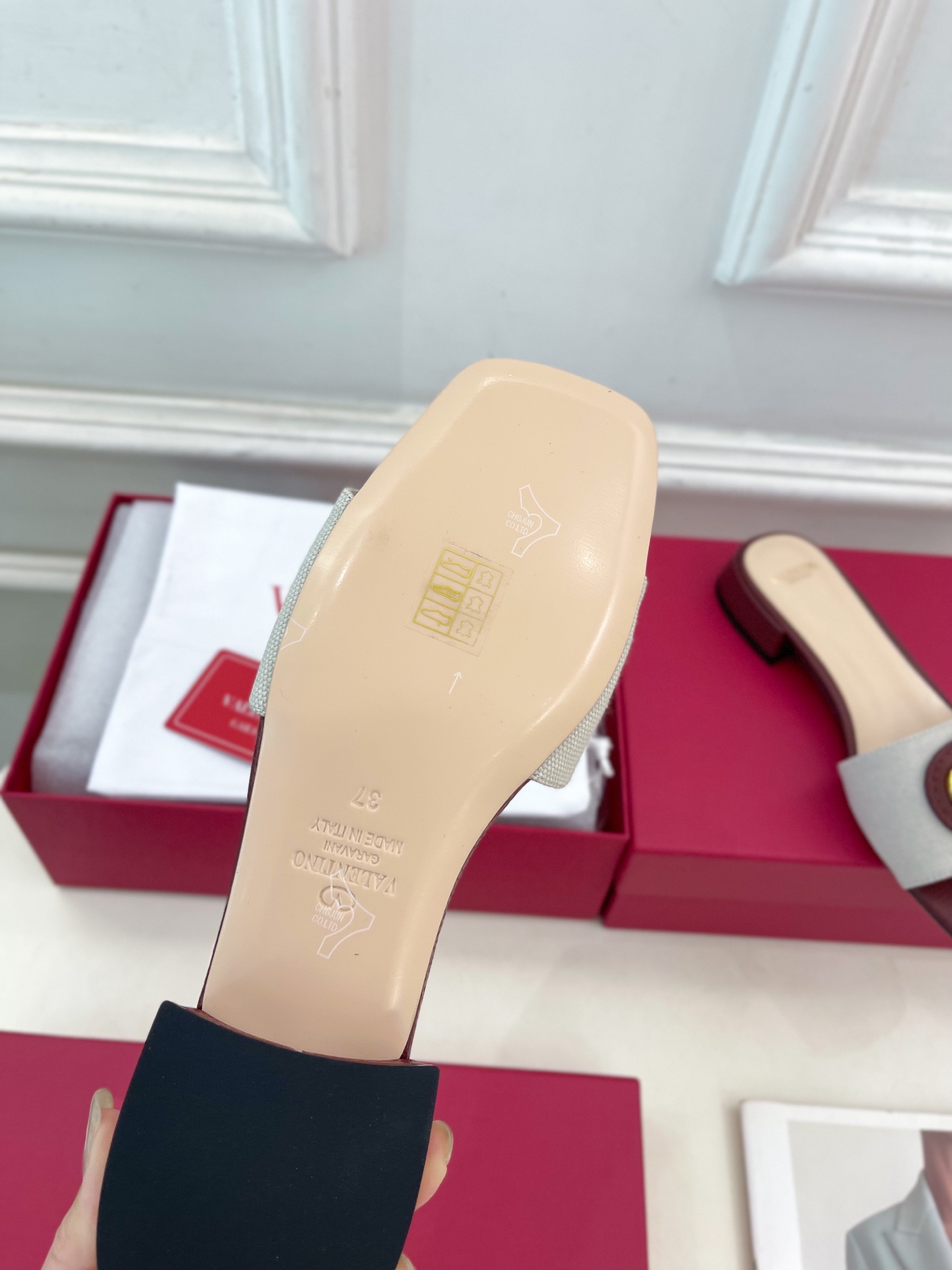 Valentino 华伦天奴 25ss
2025春夏新品 SIGNATURE金属V扣拖鞋 上新☑️
——