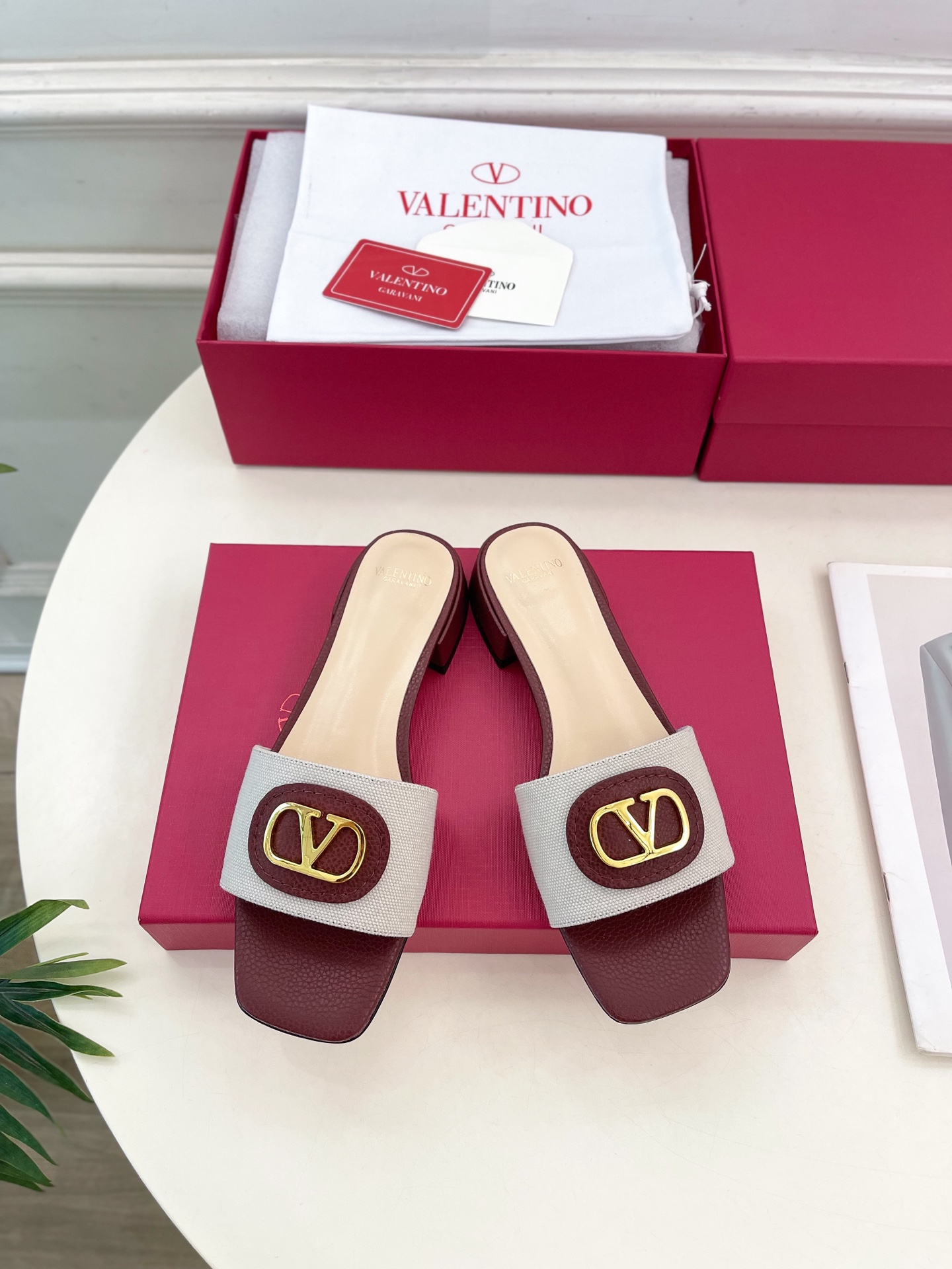 Valentino 华伦天奴 25ss
2025春夏新品 SIGNATURE金属V扣拖鞋 上新☑️
——