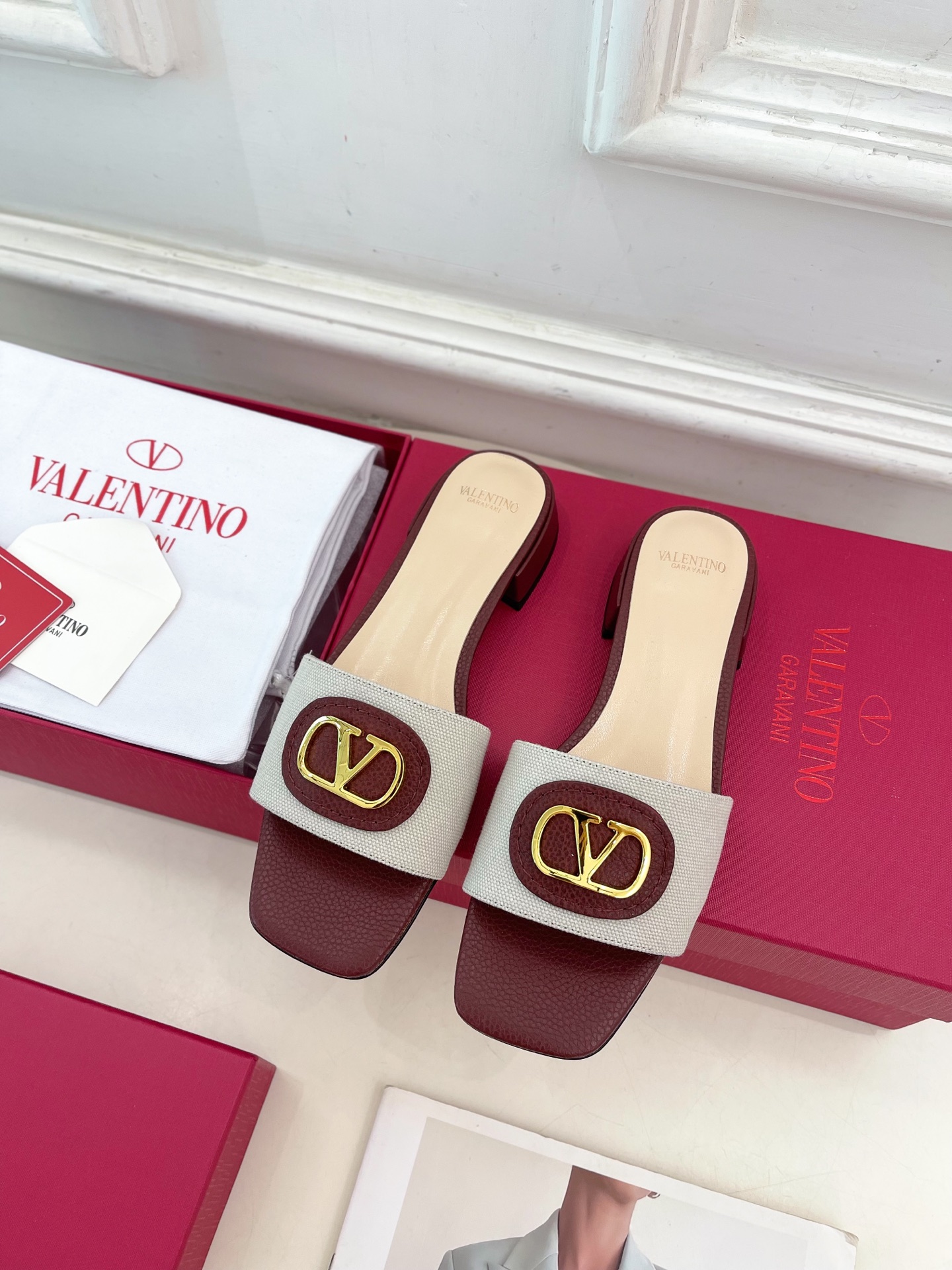 Valentino 华伦天奴 25ss
2025春夏新品 SIGNATURE金属V扣拖鞋 上新☑️
——