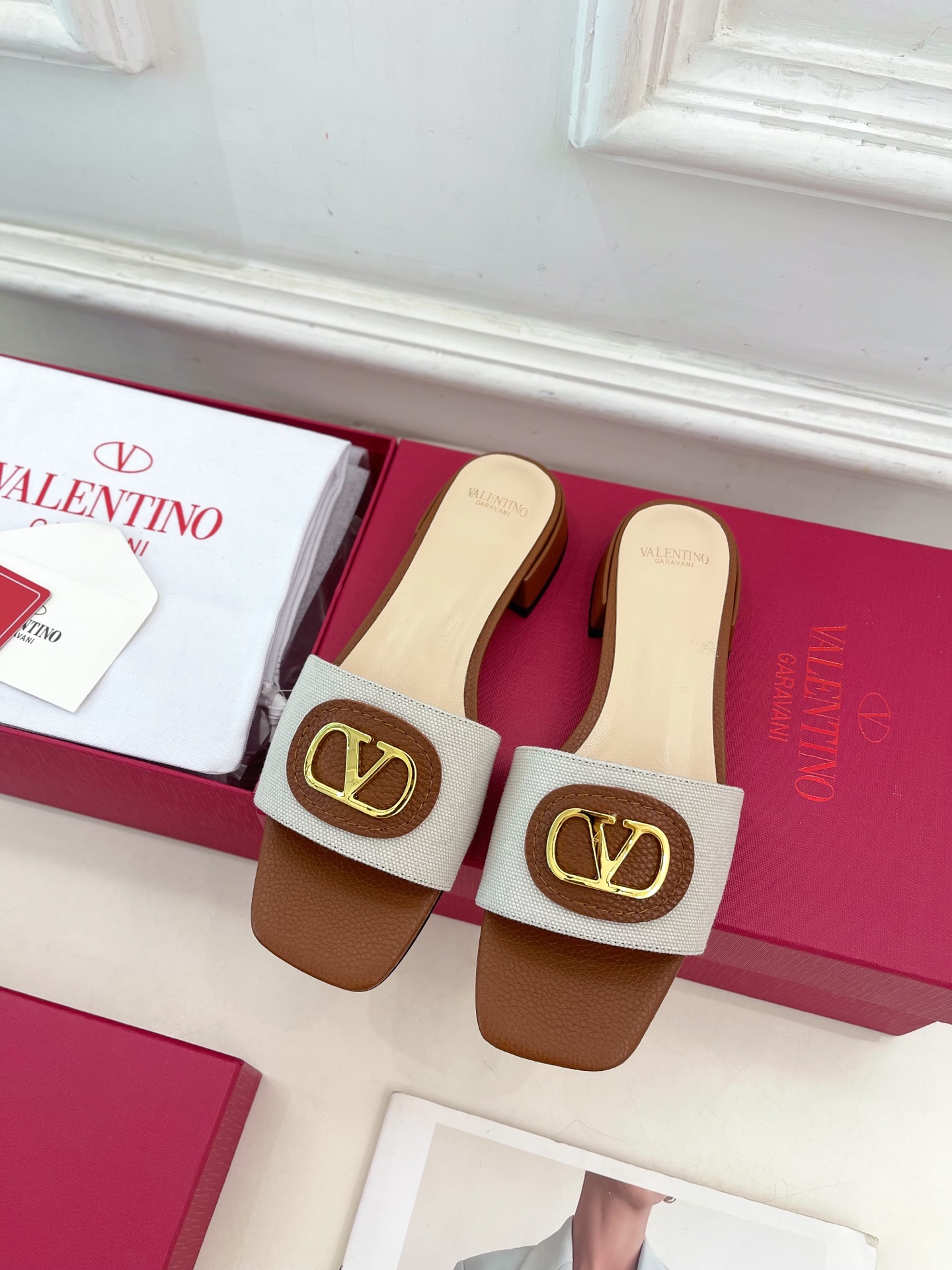 Valentino 华伦天奴 25ss
2025春夏新品 SIGNATURE金属V扣拖鞋 上新☑️
——