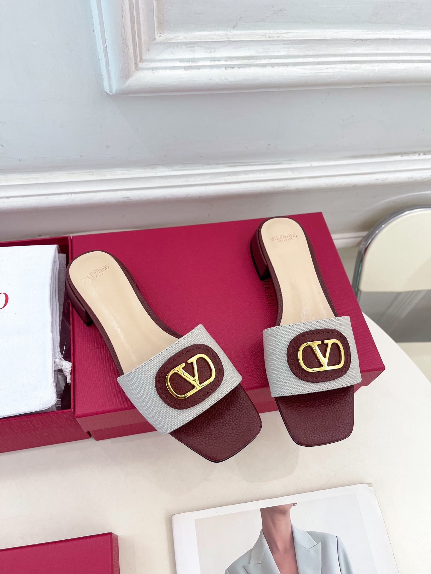 Valentino 华伦天奴 25ss
2025春夏新品 SIGNATURE金属V扣拖鞋 上新☑️
——