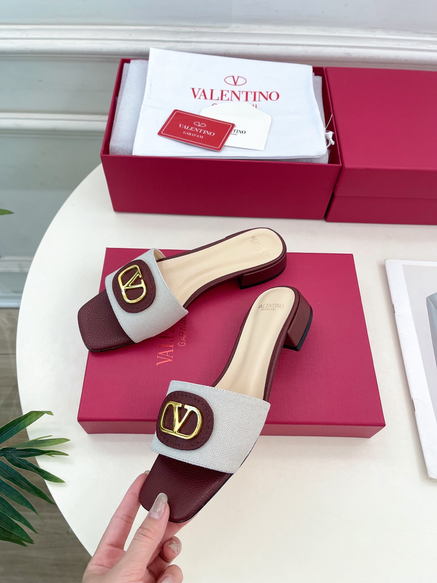 Valentino 华伦天奴 25ss
2025春夏新品 SIGNATURE金属V扣拖鞋 上新☑️
——