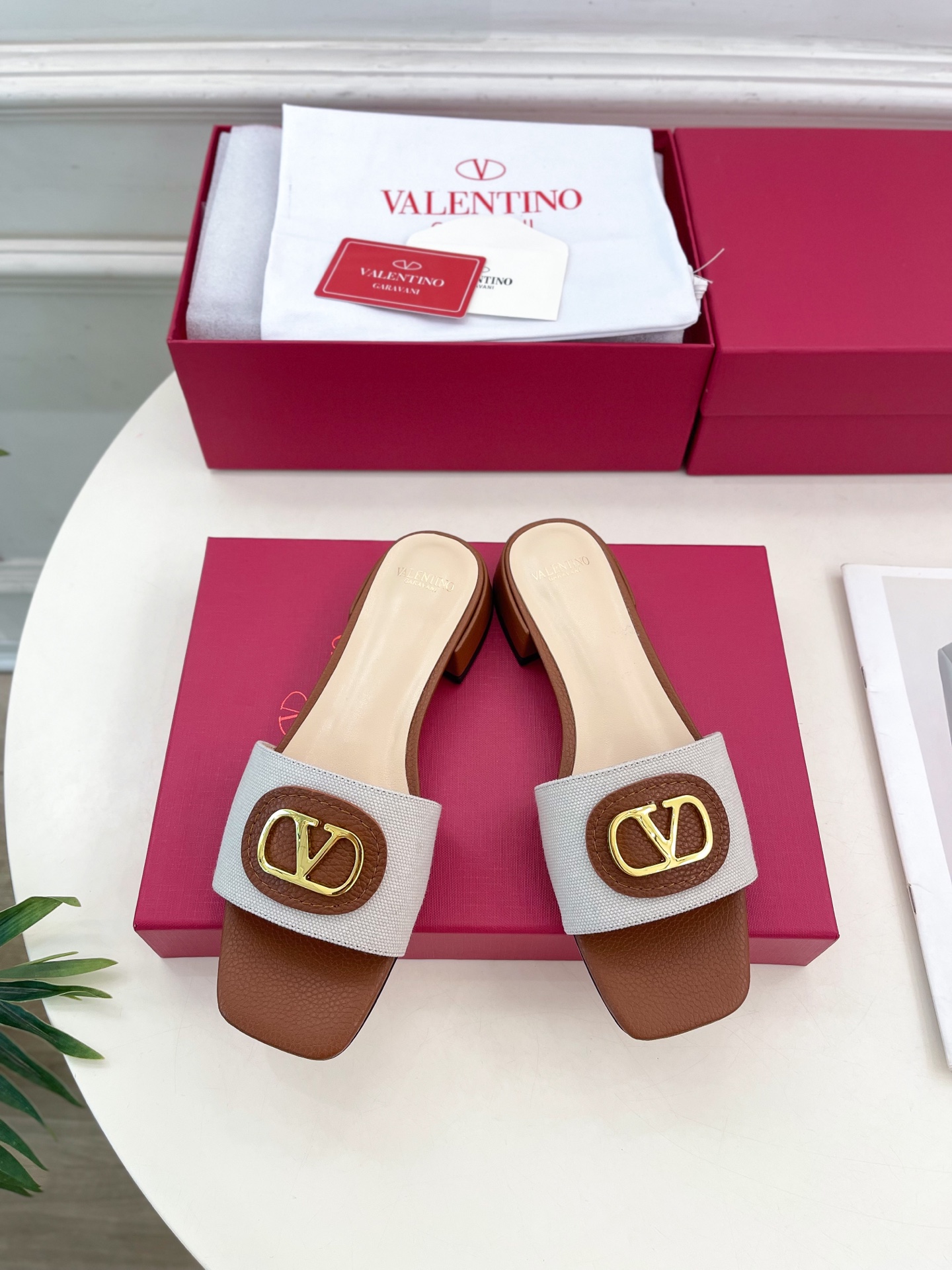Valentino 华伦天奴 25ss
2025春夏新品 SIGNATURE金属V扣拖鞋 上新☑️
——
