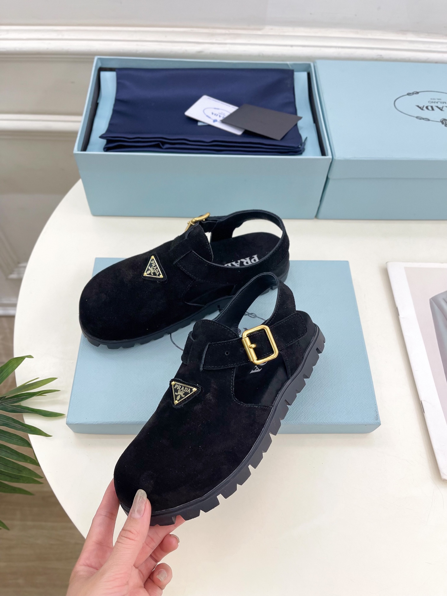 PRADA 普拉达  25𝐬𝐬 

🌈2025春夏新品 专柜走秀款三角标勃肯凉鞋系列〰

◽鞋面：原版定