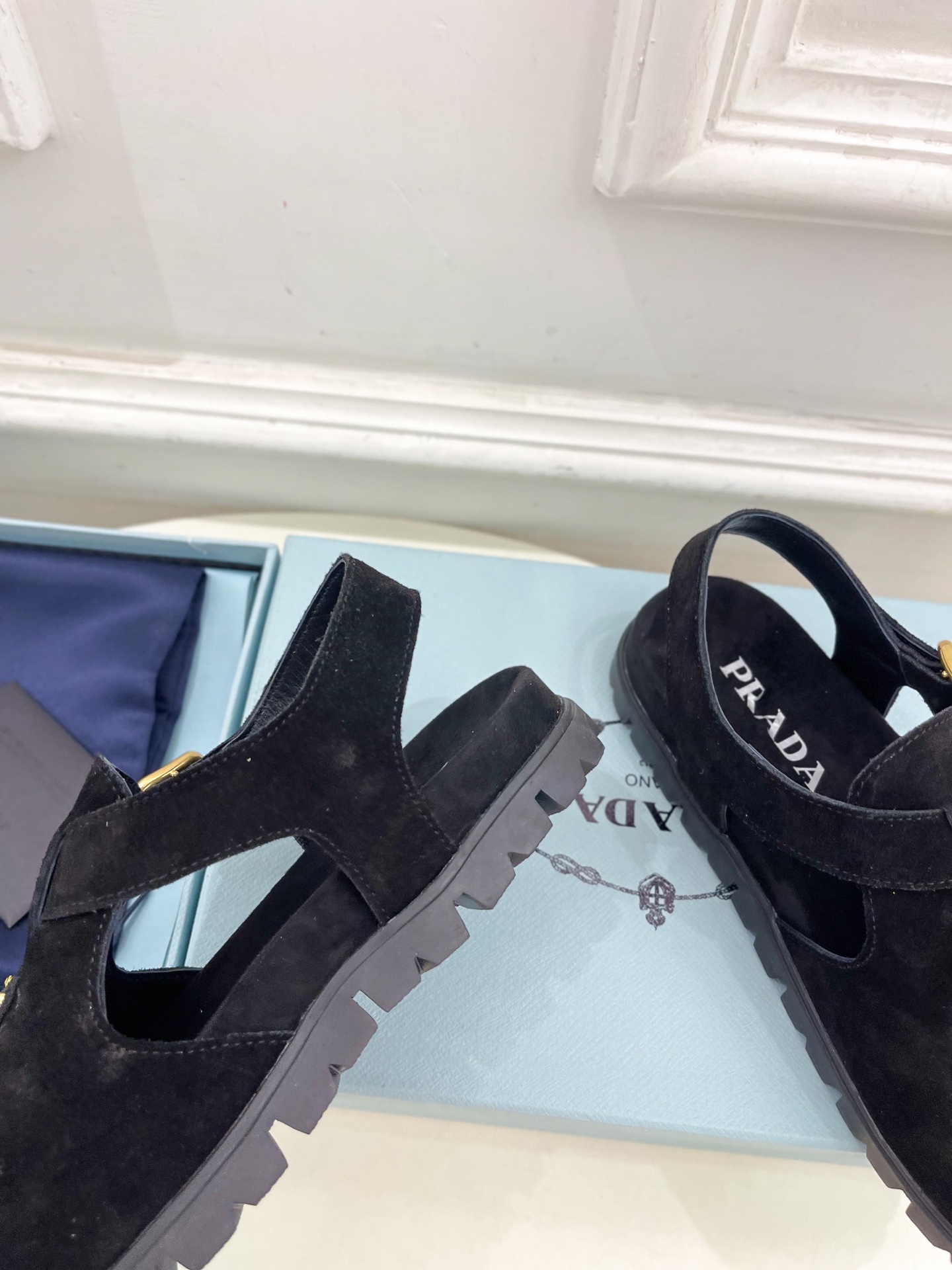PRADA 普拉达  25𝐬𝐬 

🌈2025春夏新品 专柜走秀款三角标勃肯凉鞋系列〰

◽鞋面：原版定