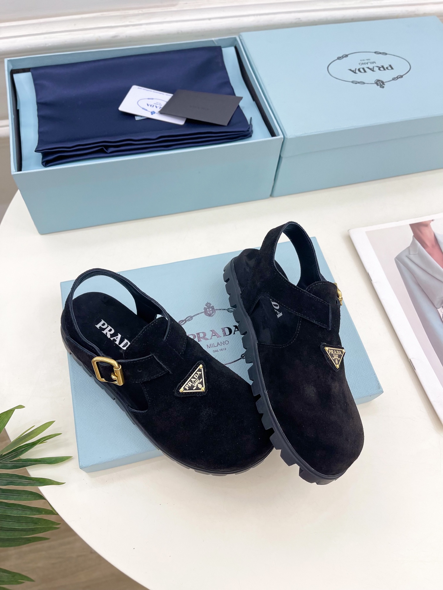 PRADA 普拉达  25𝐬𝐬 

🌈2025春夏新品 专柜走秀款三角标勃肯凉鞋系列〰

◽鞋面：原版定