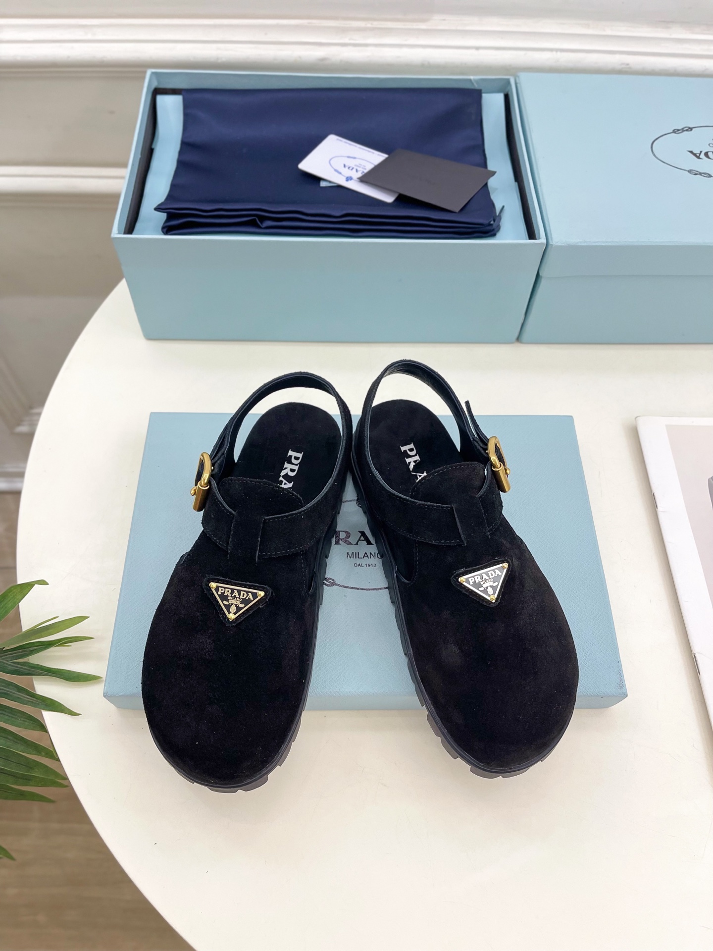 PRADA 普拉达  25𝐬𝐬 

🌈2025春夏新品 专柜走秀款三角标勃肯凉鞋系列〰

◽鞋面：原版定