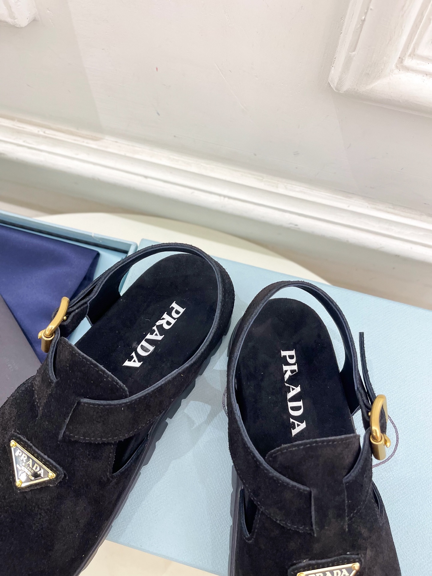 PRADA 普拉达  25𝐬𝐬 

🌈2025春夏新品 专柜走秀款三角标勃肯凉鞋系列〰

◽鞋面：原版定