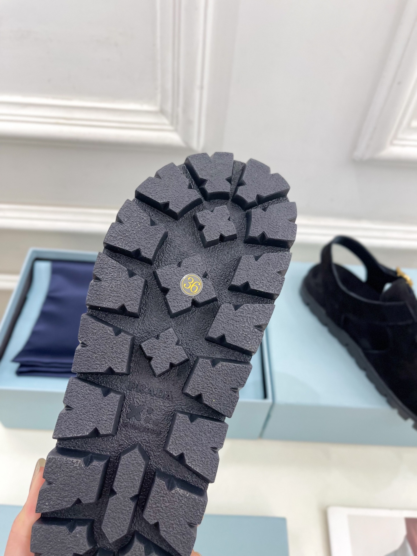 PRADA 普拉达  25𝐬𝐬 

🌈2025春夏新品 专柜走秀款三角标勃肯凉鞋系列〰

◽鞋面：原版定
