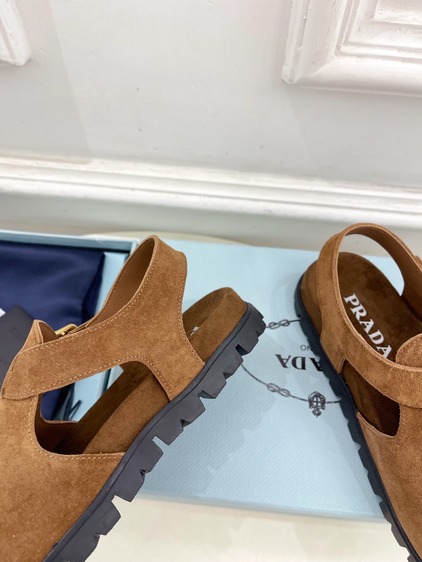 PRADA 普拉达  25𝐬𝐬 

🌈2025春夏新品 专柜走秀款三角标勃肯凉鞋系列〰

◽鞋面：原版定