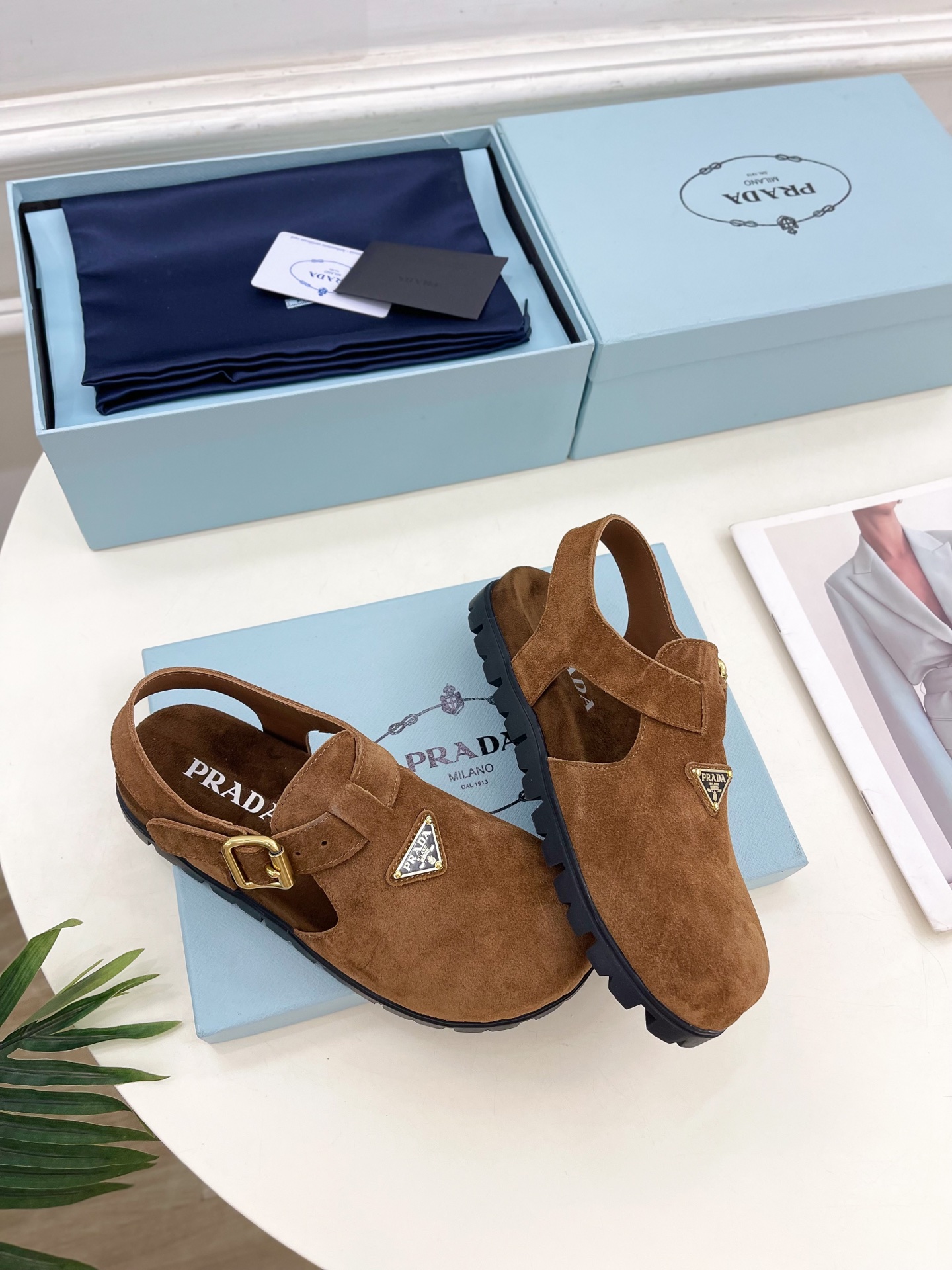 PRADA 普拉达  25𝐬𝐬 

🌈2025春夏新品 专柜走秀款三角标勃肯凉鞋系列〰

◽鞋面：原版定