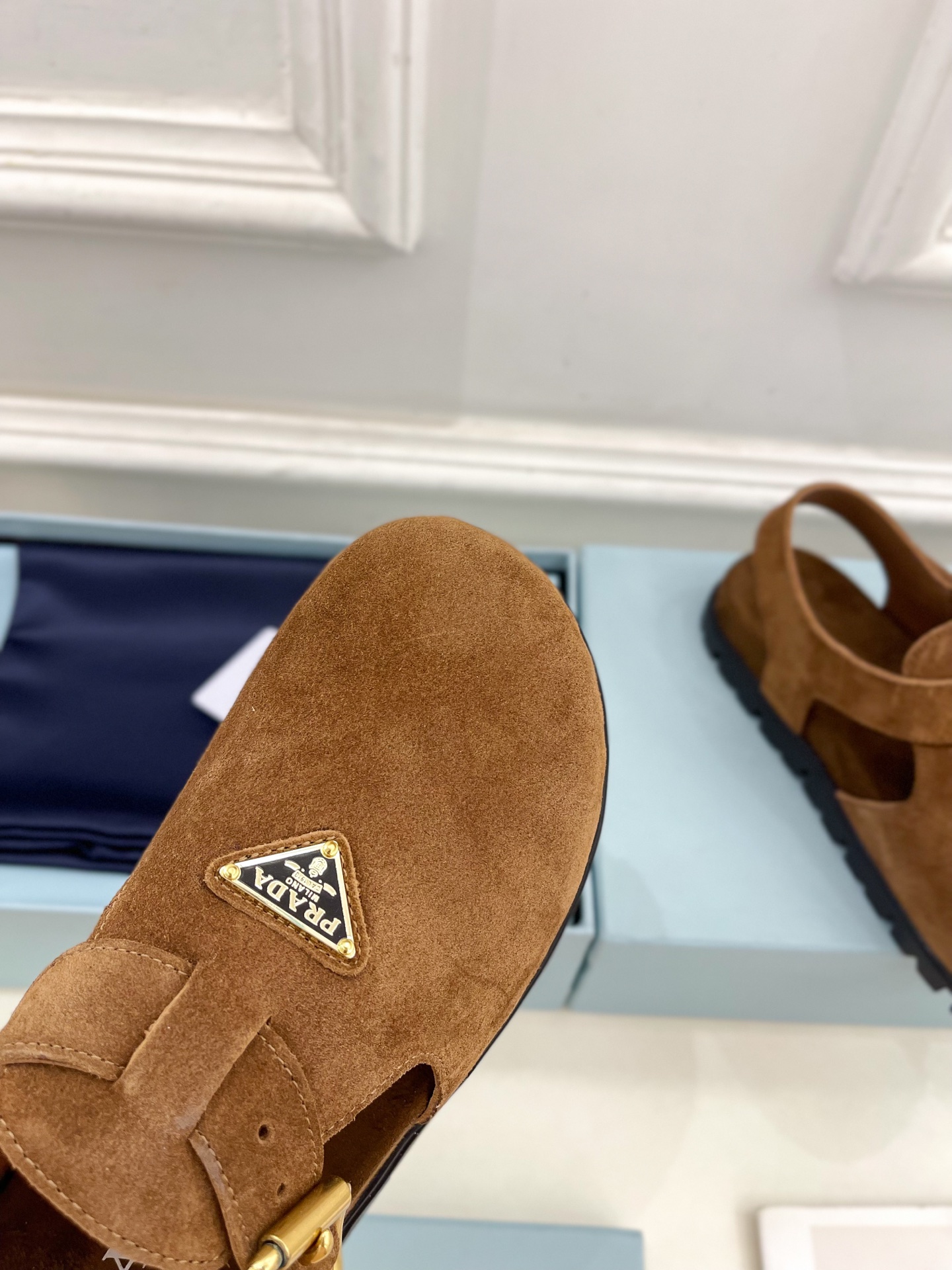 PRADA 普拉达  25𝐬𝐬 

🌈2025春夏新品 专柜走秀款三角标勃肯凉鞋系列〰

◽鞋面：原版定