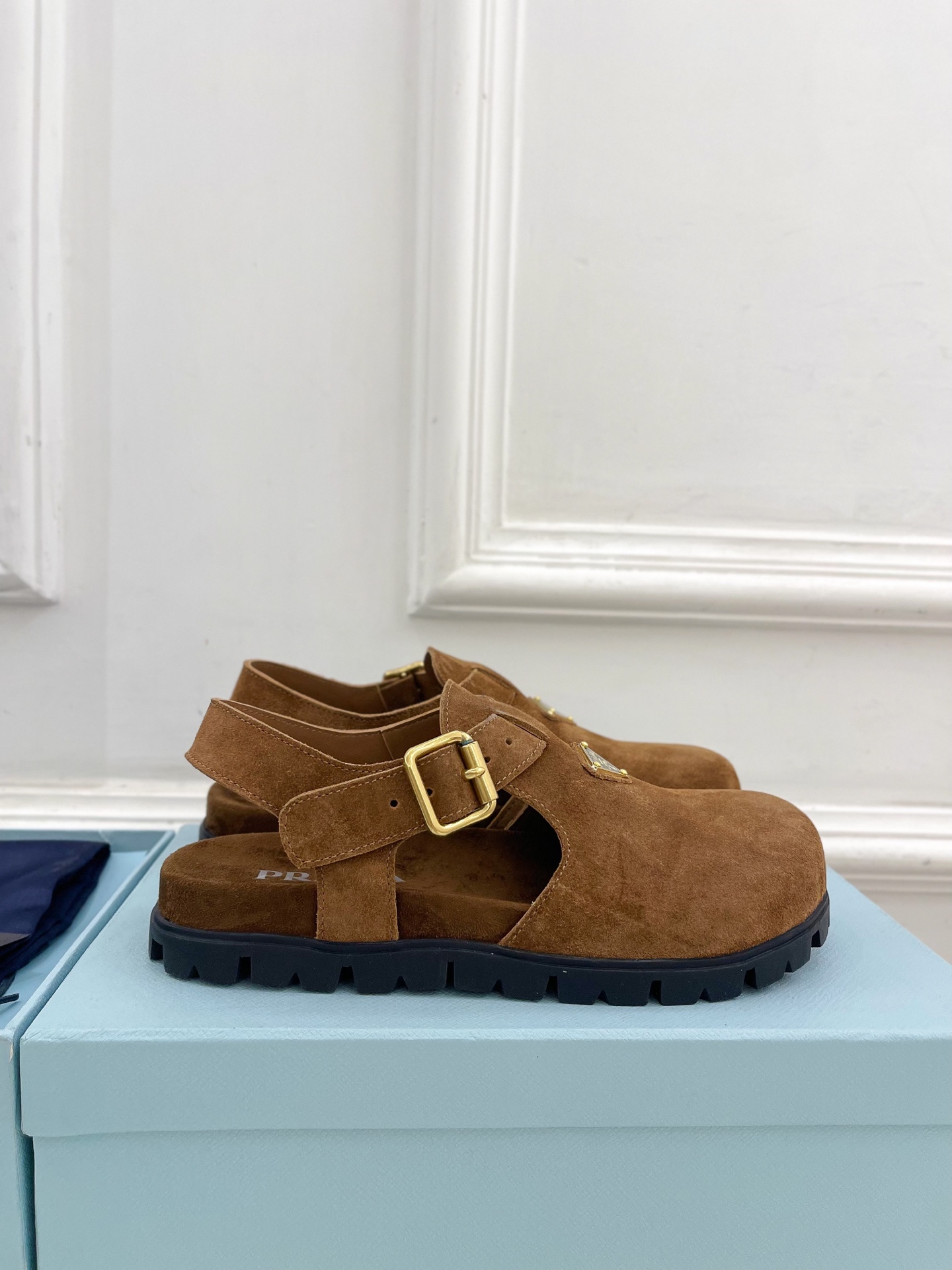 PRADA 普拉达  25𝐬𝐬 

🌈2025春夏新品 专柜走秀款三角标勃肯凉鞋系列〰

◽鞋面：原版定