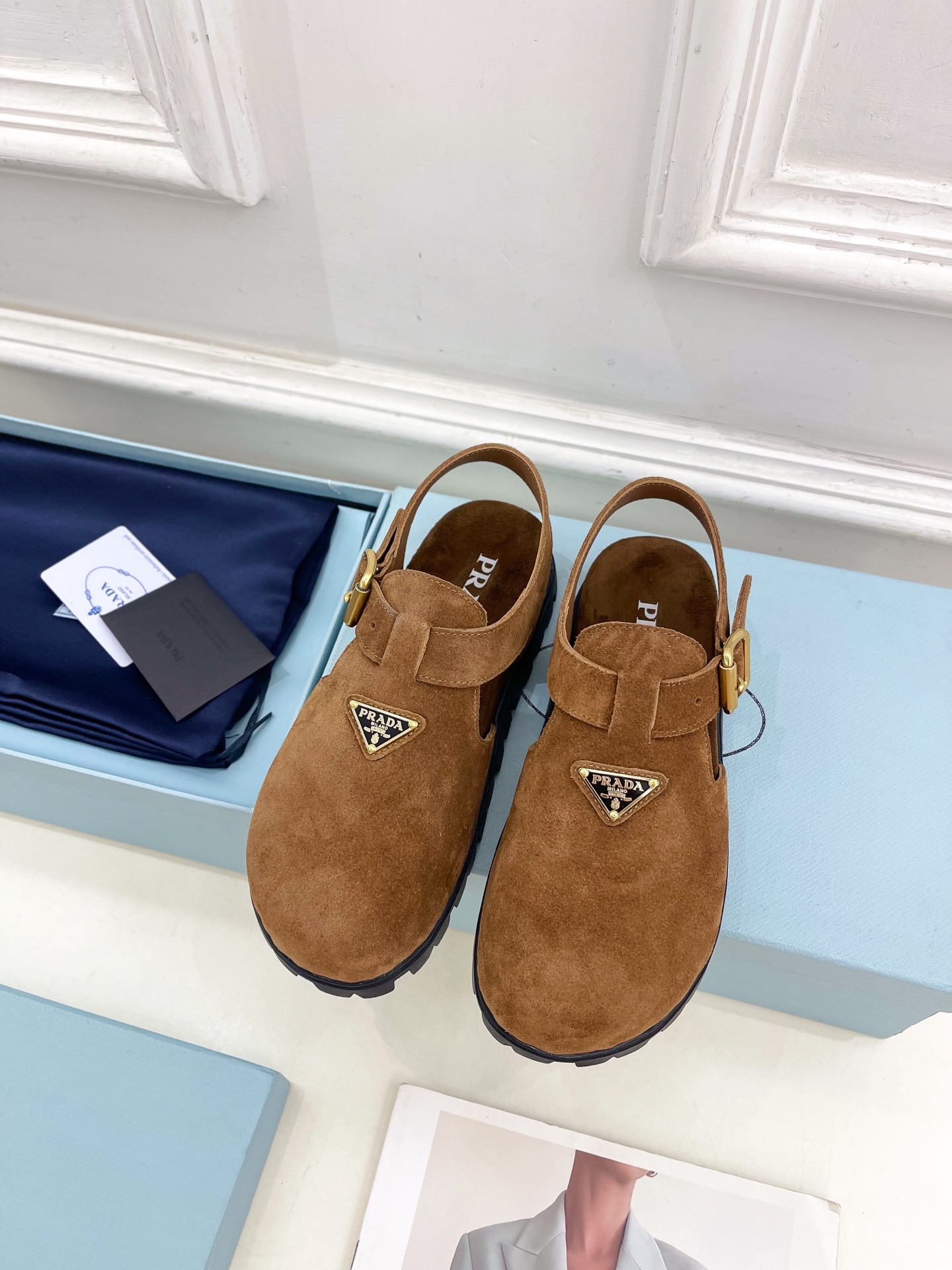 PRADA 普拉达  25𝐬𝐬 

🌈2025春夏新品 专柜走秀款三角标勃肯凉鞋系列〰

◽鞋面：原版定