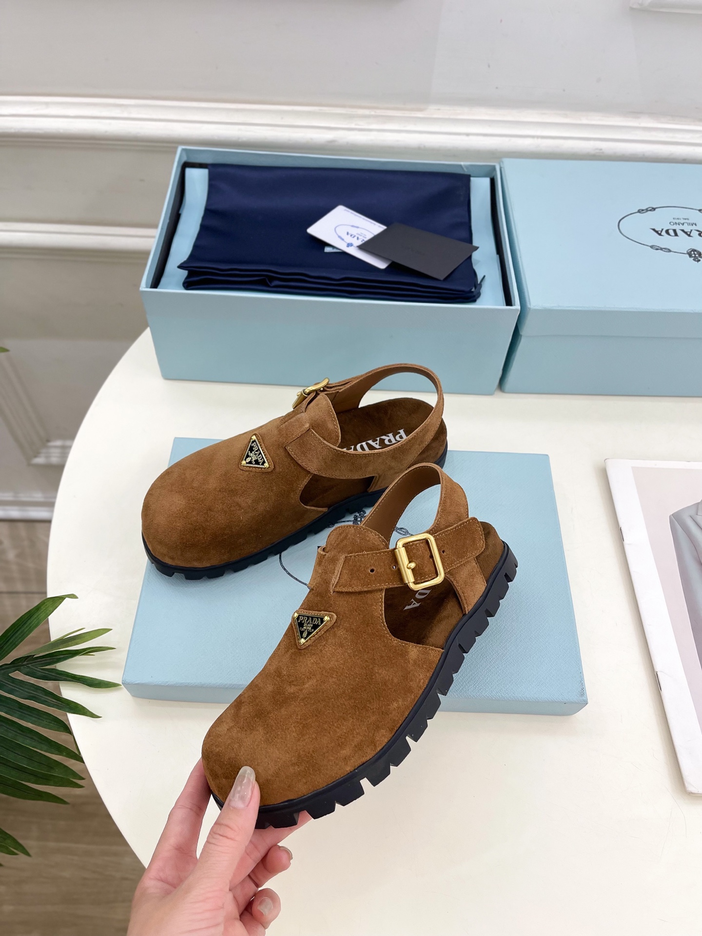 PRADA 普拉达  25𝐬𝐬 

🌈2025春夏新品 专柜走秀款三角标勃肯凉鞋系列〰

◽鞋面：原版定