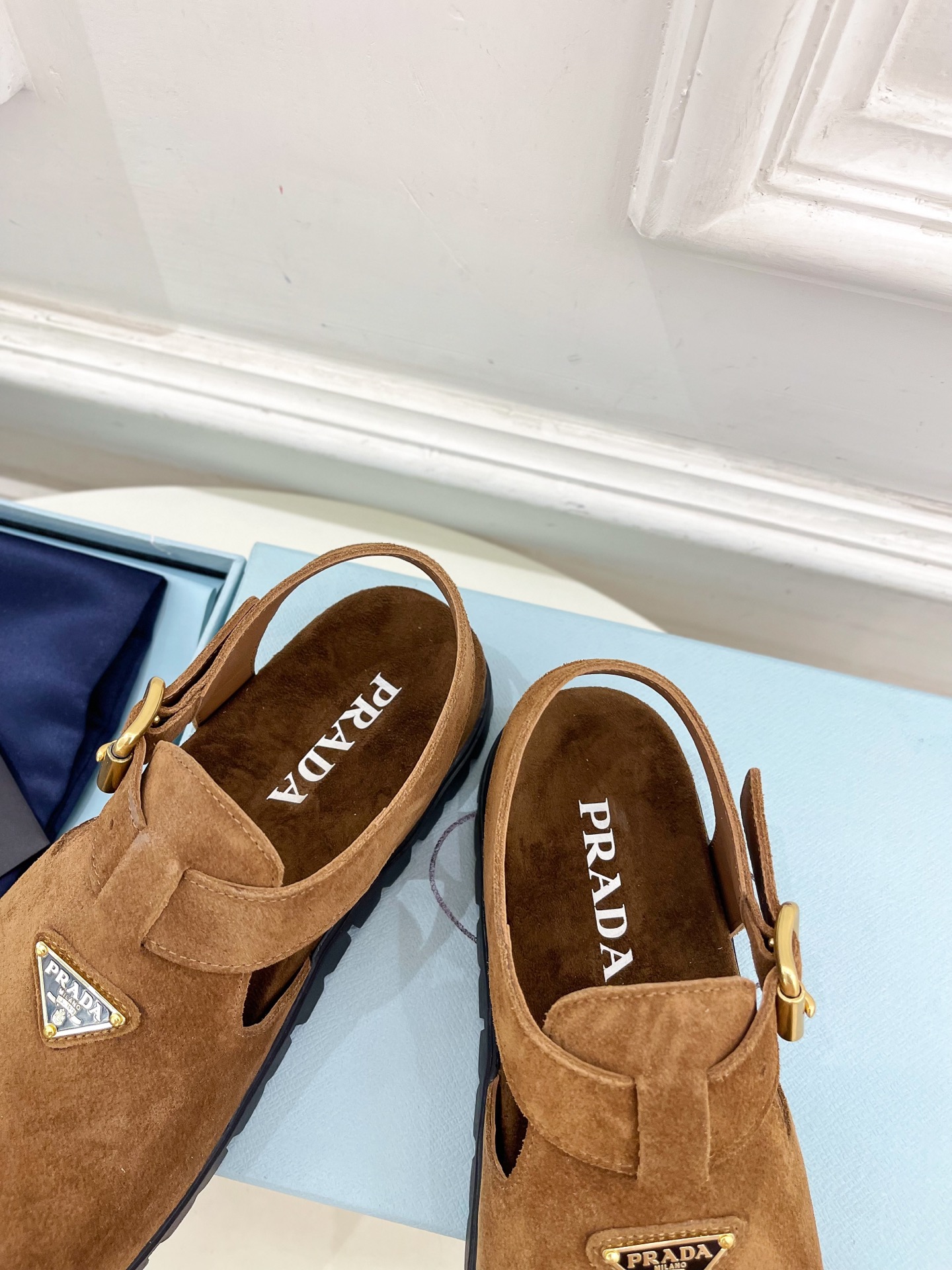 PRADA 普拉达  25𝐬𝐬 

🌈2025春夏新品 专柜走秀款三角标勃肯凉鞋系列〰

◽鞋面：原版定