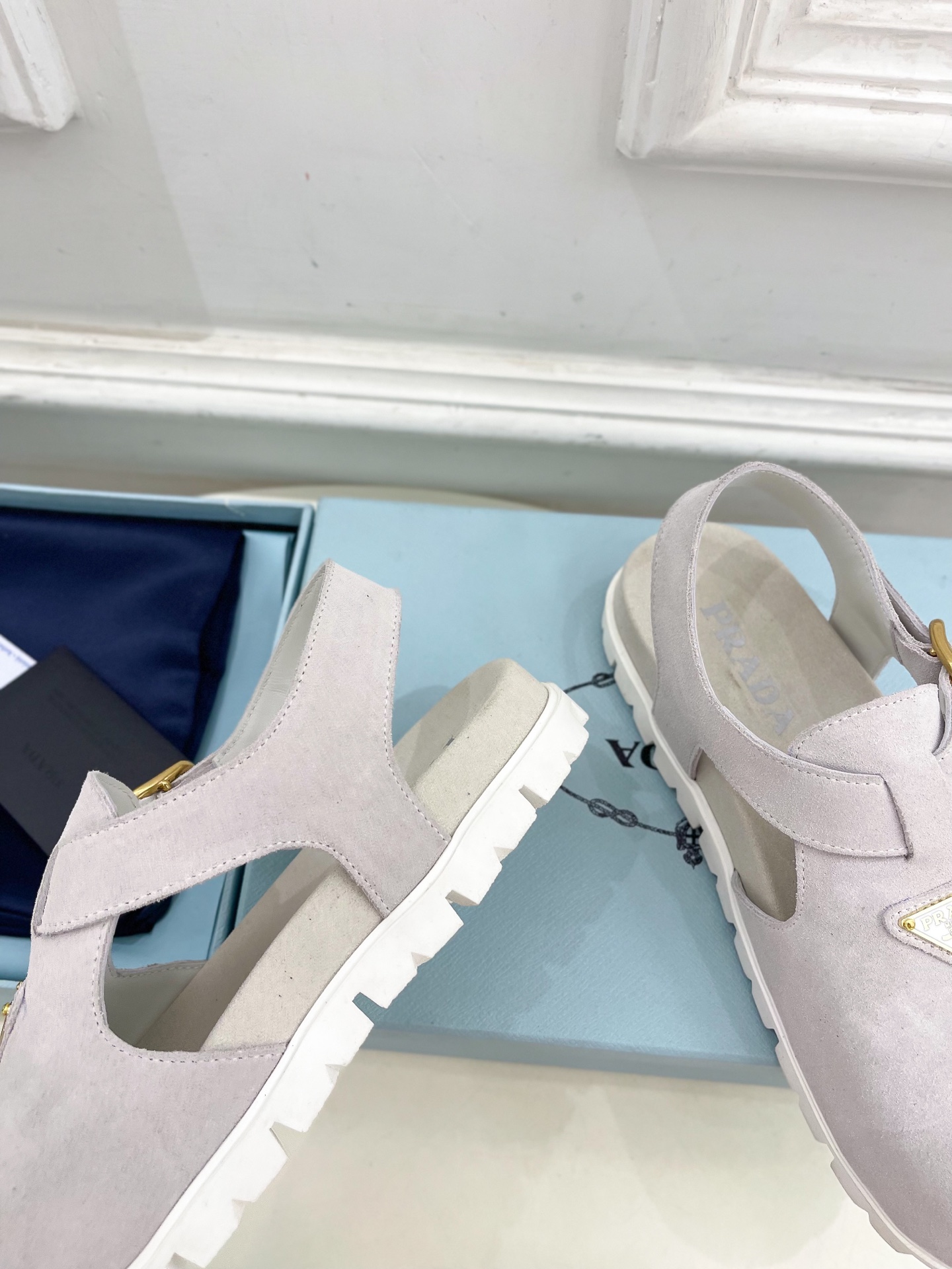 PRADA 普拉达  25𝐬𝐬 

🌈2025春夏新品 专柜走秀款三角标勃肯凉鞋系列〰

◽鞋面：原版定