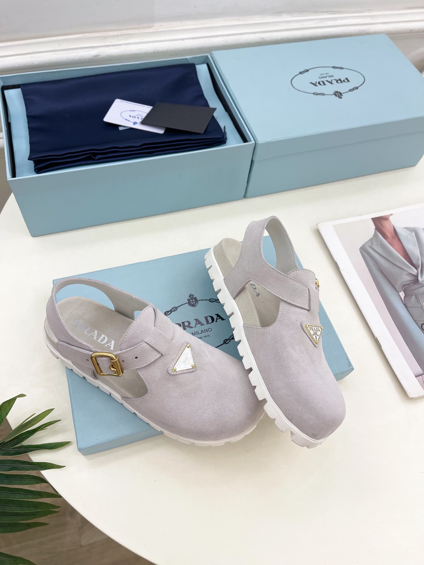 PRADA 普拉达  25𝐬𝐬 

🌈2025春夏新品 专柜走秀款三角标勃肯凉鞋系列〰

◽鞋面：原版定