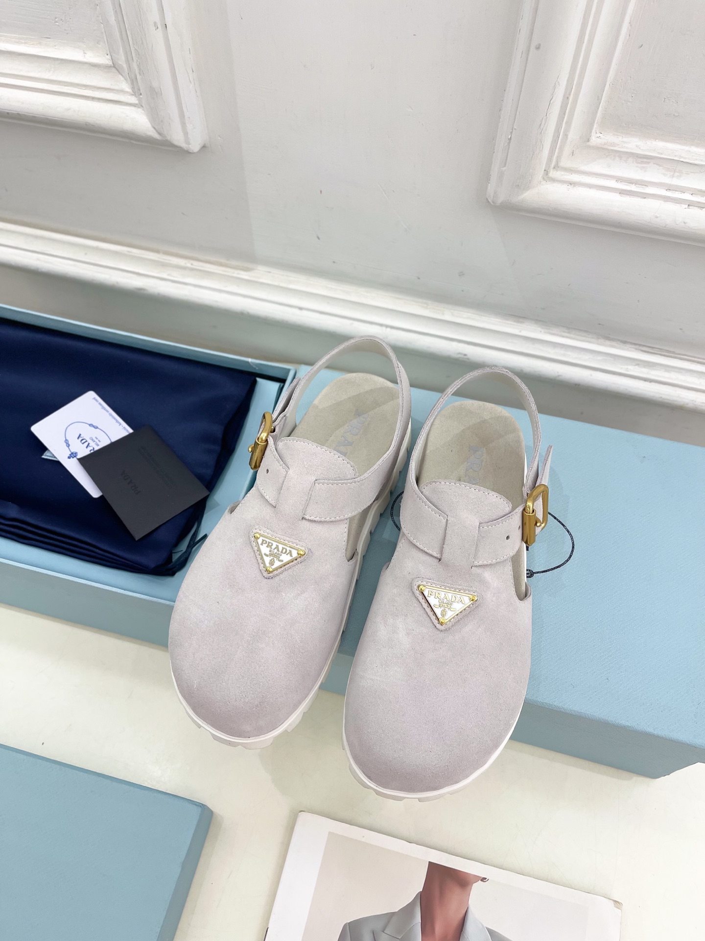 PRADA 普拉达  25𝐬𝐬 

🌈2025春夏新品 专柜走秀款三角标勃肯凉鞋系列〰

◽鞋面：原版定
