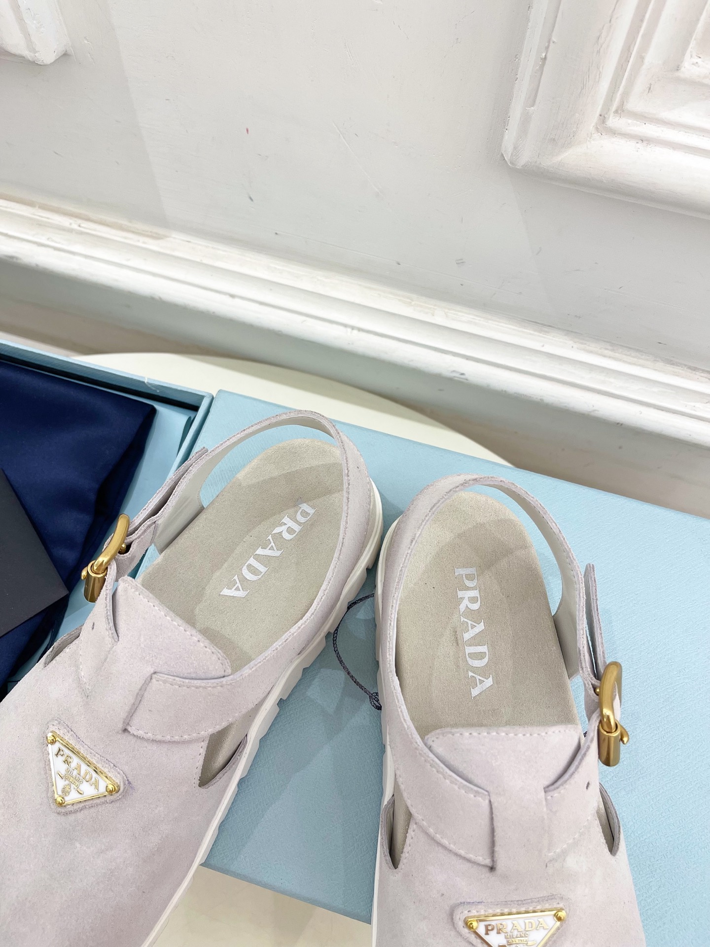 PRADA 普拉达  25𝐬𝐬 

🌈2025春夏新品 专柜走秀款三角标勃肯凉鞋系列〰

◽鞋面：原版定
